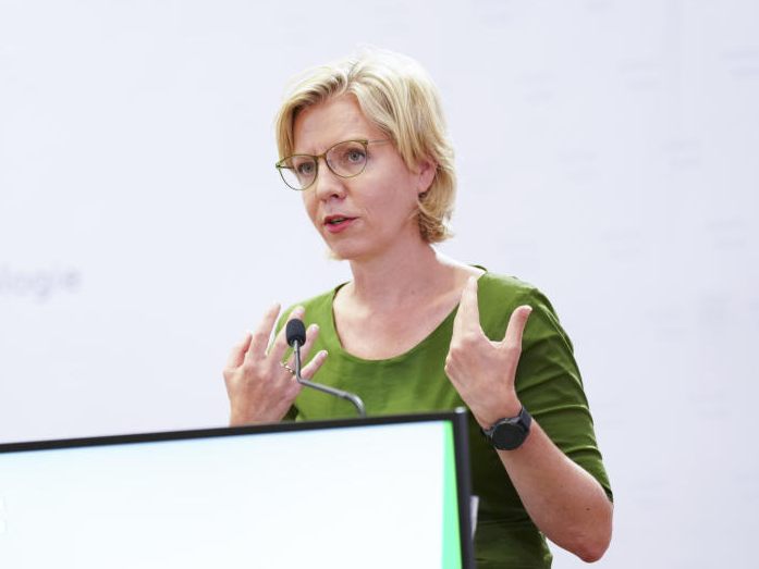VCÖ, ÖBB und Klimaschutzministerin Leonore Gewessler (Grüne) zeichneten heimische Gemeinden mit dem VCÖ-Mobilitätspreis aus. VCÖ, ÖBB und Klimaschutzministerin Leonore Gewessler (Grüne) zeichneten heimische Gemeinden mit dem VCÖ-Mobilitätspreis aus.