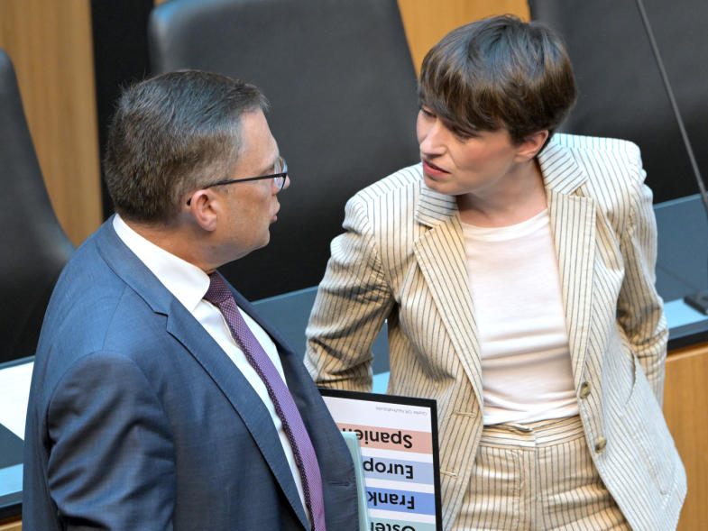 Laut August Wöginger (ÖVP) und Sigrid Maurer (Grüne) sei das Erneuerbaren-Wärme-Gesetz weiter auf Schiene. Laut August Wöginger (ÖVP) und Sigrid Maurer (Grüne) sei das Erneuerbaren-Wärme-Gesetz weiter auf Schiene.