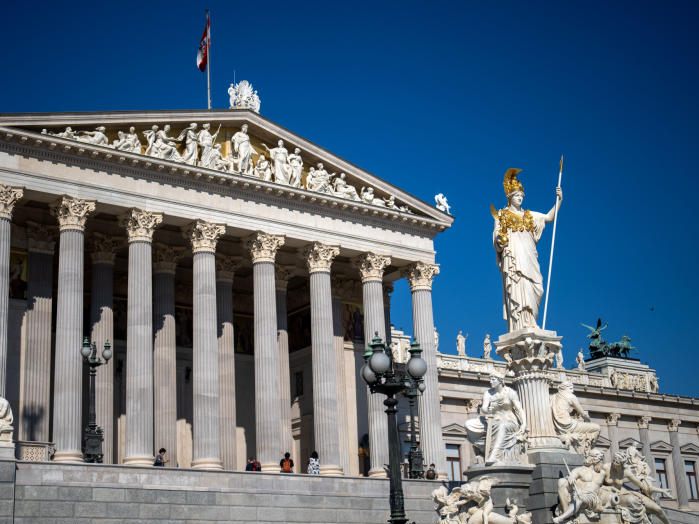 Die Sanierung des Parlaments in Wien kostete 19 Mal mehr als geplant. Die Sanierung des Parlaments in Wien kostete 19 Mal mehr als geplant.