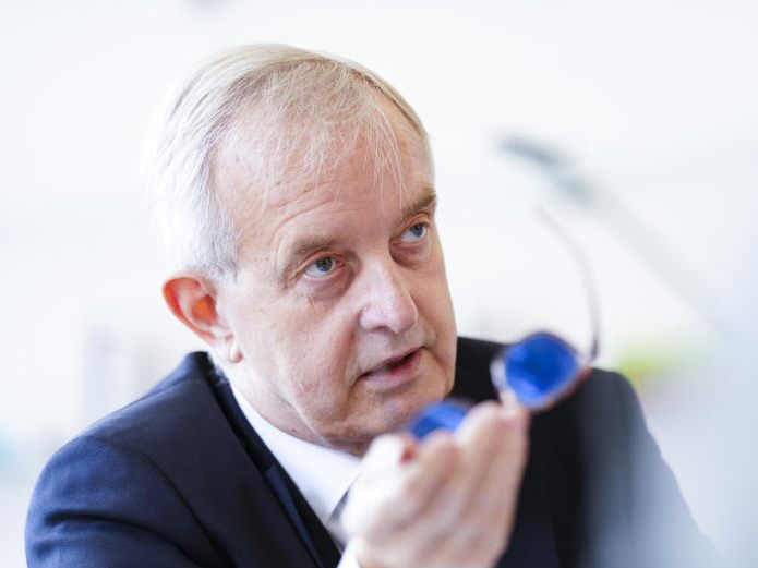 Das Präsidium der Wiener Ärztekammer sprach sich am Dienstag geschlossen für einen Rücktritt von Präsident Johannes Steinhart aus. Das Präsidium der Wiener Ärztekammer sprach sich am Dienstag geschlossen für einen Rücktritt von Präsident Johannes Steinhart aus.