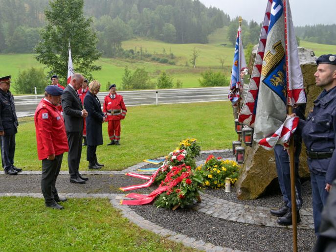Zum Gedenken an die Toten von 2013 wurden in Annaberg in NÖ Kränze niedergelegt. Zum Gedenken an die Toten von 2013 wurden in Annaberg in NÖ Kränze niedergelegt.