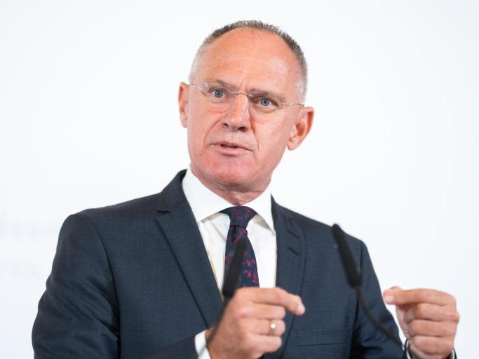 Innenminister Gerhard Karner (ÖVP) und die Flüchtlingsreferenten der Ländern haben sich am Mittwoch auf einen Beschluss zum Thema Asyl geeinigt. Innenminister Gerhard Karner (ÖVP) und die Flüchtlingsreferenten der Ländern haben sich am Mittwoch auf einen Beschluss zum Thema Asyl geeinigt.