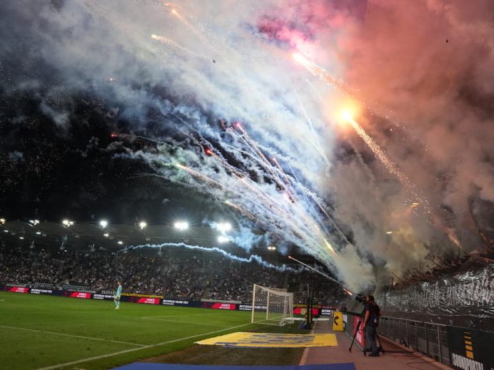 Ein Fan-Feuerwerk kostet Sturm Graz rund 100.000 Euro. Ein Fan-Feuerwerk kostet Sturm Graz rund 100.000 Euro.