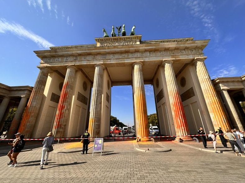 Mitglieder der Letzten Generation färbten das Brandenburger Tor in Berlin orange. Mitglieder der Letzten Generation färbten das Brandenburger Tor in Berlin orange.