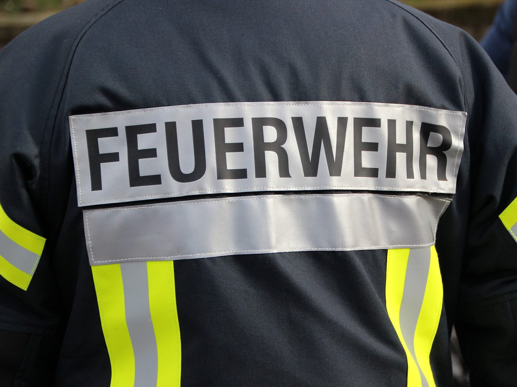 Die Feuerwehr löschte den Brand und barg die Lenkerin aus dem Auto.