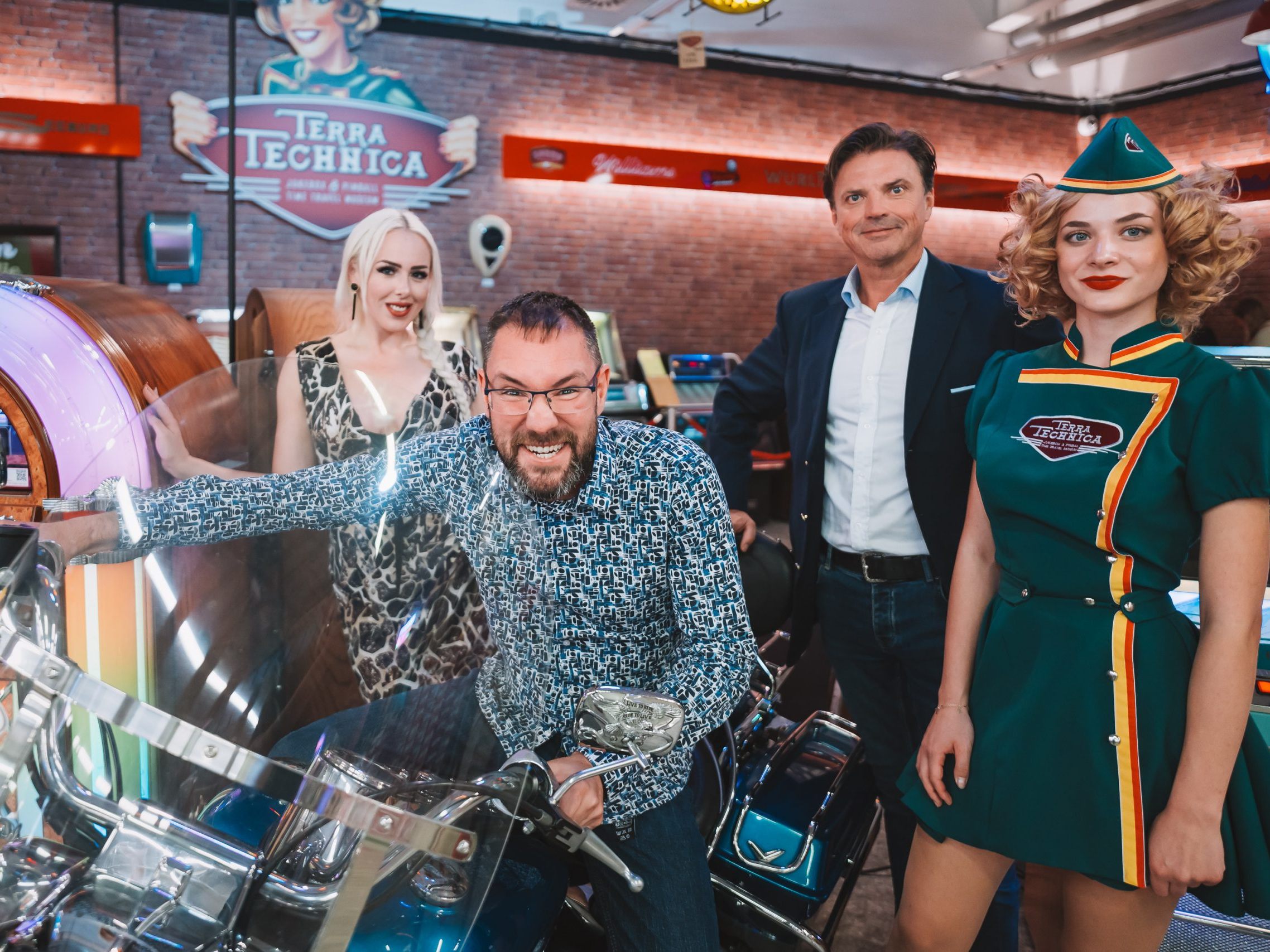v.l.n.r.: Lydia Kelovitz, Roger Seunig, Thomas Seikmann und Hostess Julia H.