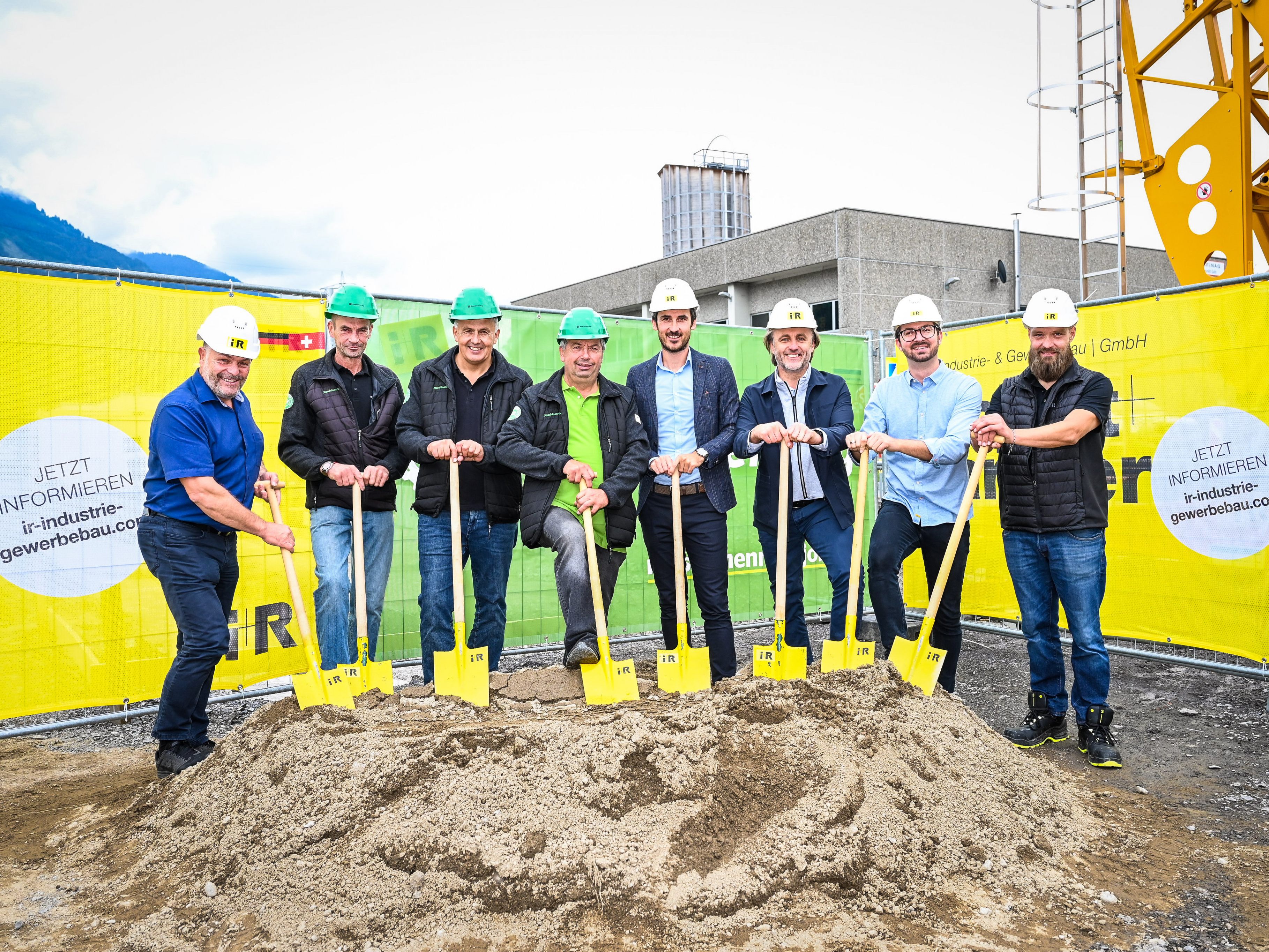 Spatenstich für das neue Betriebsgebäude des Maschinenrings Oberland: Martin Konzet (Bürgermeister Bludesch), Paul Summer (Maschinenring Oberland), Germann Nigsch (Geschäftsführer Maschinenring Oberland), Leonhard Salzgeber (Maschinenring Oberland), Mario Bischof (Geschäftsführer i+R Industrie- & Gewerbebau), Martin Epp (i+R Geschäftsbereichsleiter), Aleksander Jeremic (i+R Projektleiter), Jörg Cramer (i+R Bauleiter). Spatenstich für das neue Betriebsgebäude des Maschinenrings Oberland: Martin Konzet (Bürgermeister Bludesch), Paul Summer (Maschinenring Oberland), Germann Nigsch (Geschäftsführer Maschinenring Oberland), Leonhard Salzgeber (Maschinenring Oberland), Mario Bischof (Geschäftsführer i+R Industrie- & Gewerbebau), Martin Epp (i+R Geschäftsbereichsleiter), Aleksander Jeremic (i+R Projektleiter), Jörg Cramer (i+R Bauleiter).