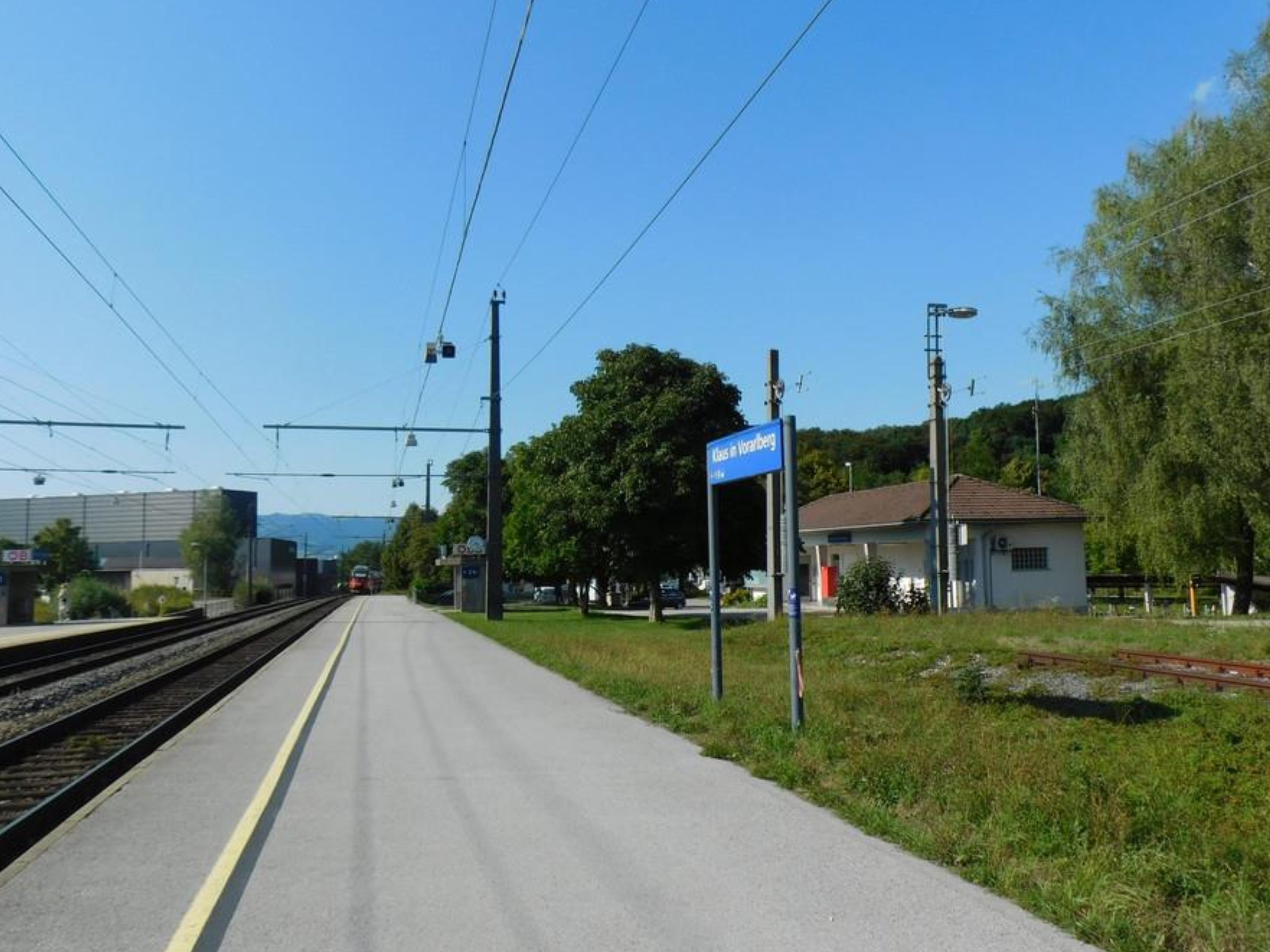 Bis Ende 2025 dürfen sich die Bahnkunden in Klaus auf eine modernisierte Haltestelle mit verlängerten Bahnsteigen, einem attraktiven Vorplatz, einer neue P+R-Anlage sowie einer B+R-Anlage mit Fahrrad-Doppelboxen freuen Bis Ende 2025 dürfen sich die Bahnkunden in Klaus auf eine modernisierte Haltestelle mit verlängerten Bahnsteigen, einem attraktiven Vorplatz, einer neue P+R-Anlage sowie einer B+R-Anlage mit Fahrrad-Doppelboxen freuen
