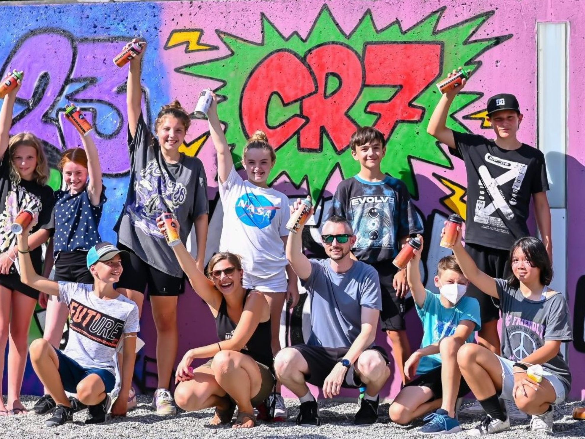 Stolz präsentierten die Graffitikünstler die neue Wand bei der Mittelschule Stolz präsentierten die Graffitikünstler die neue Wand bei der Mittelschule