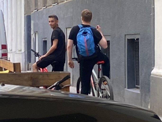 Die Polizei Wien sucht nach Hinweisen zu diesen beiden Männern.