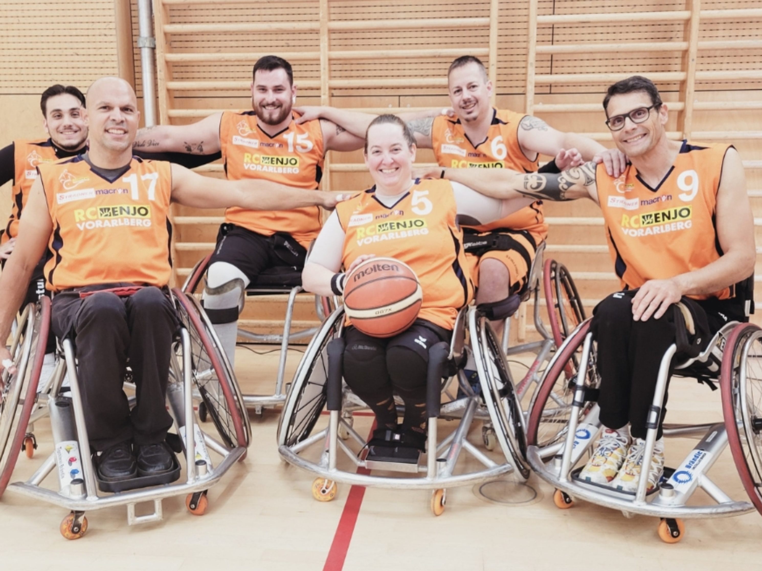 Das Team des RC ENJO Vorarlberg mit Mert Can, Thomas Flax, Kevin Siess, Leihgabe vom RC St. Gallen Ursula Ingold, Franz Hagen und Jürgen Egle Das Team des RC ENJO Vorarlberg mit Mert Can, Thomas Flax, Kevin Siess, Leihgabe vom RC St. Gallen Ursula Ingold, Franz Hagen und Jürgen Egle