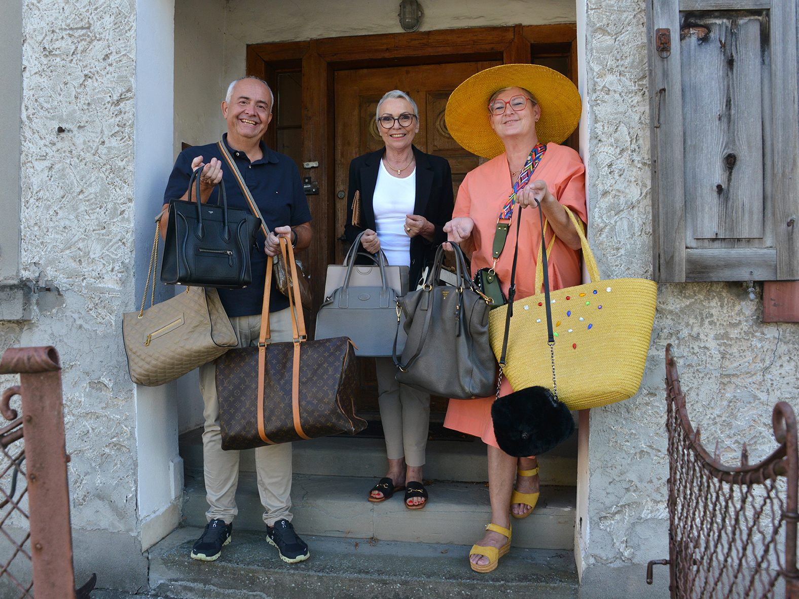 Manfred Böhmwalder, Christl Berchtold und Andrea Fritz-Pinggera mit einer Auswahl der angebotenen Taschen.