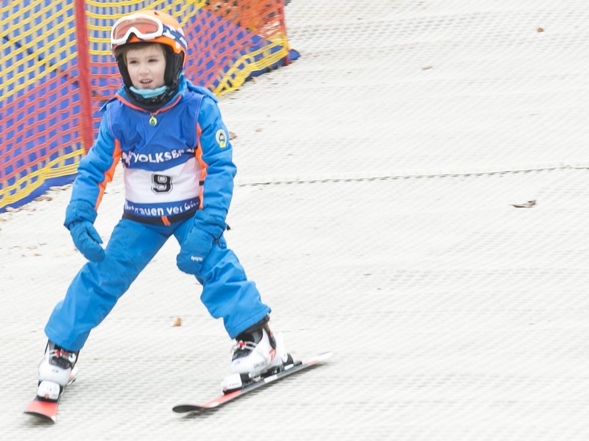 Auf der Hohen Wand Wiese wird ab November auf Matten anstatt auf Schnee Ski gefahren. Auf der Hohen Wand Wiese wird ab November auf Matten anstatt auf Schnee Ski gefahren.