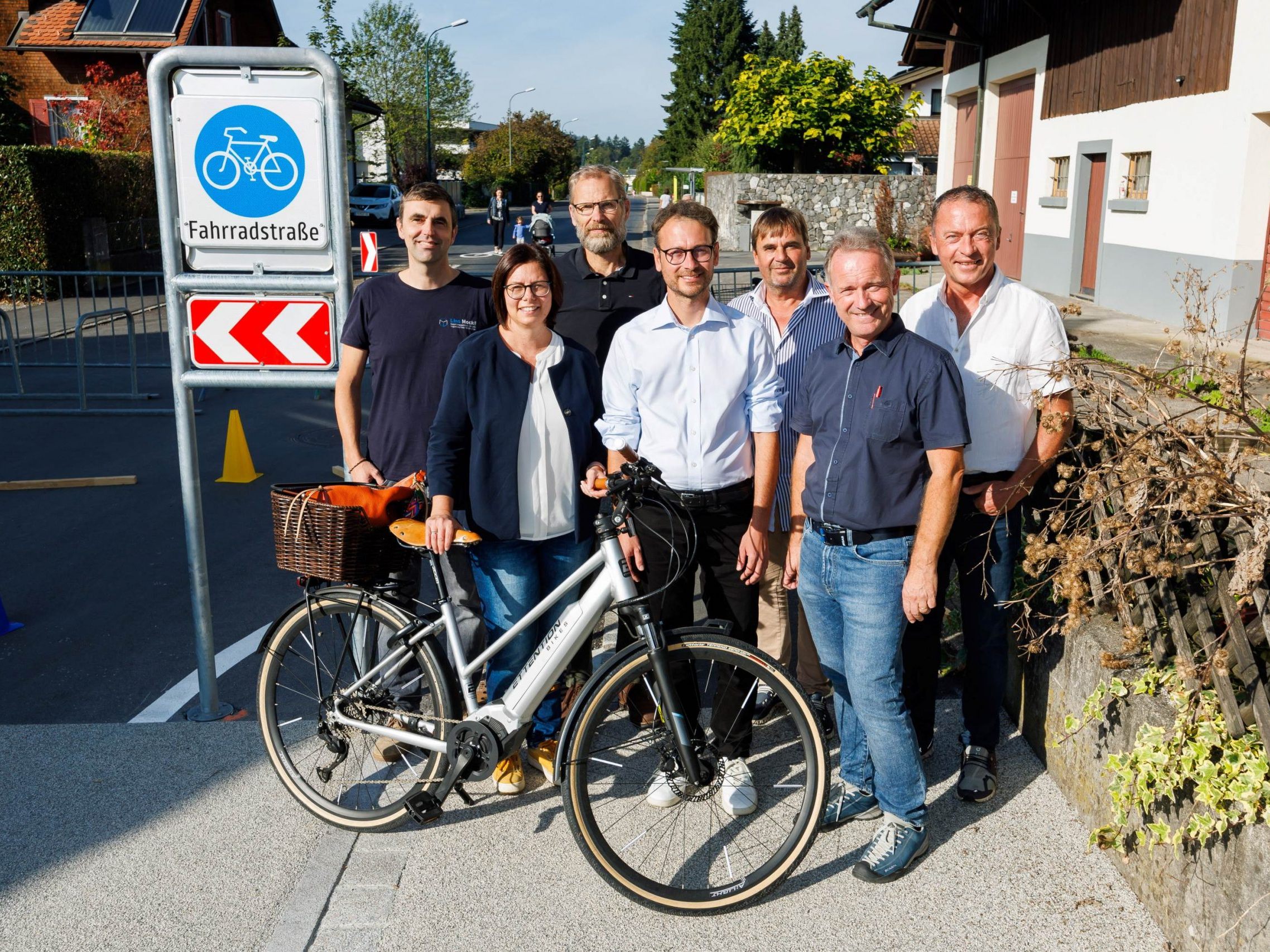 Oliver Mock (örtliche Bauaufsicht), Bgm. Katharina Wöß-Krall, Stefan Längle (Projektleiter Marktgemeinde Rankweil), Landesrat Daniel Zadra, Lukas Ess (Projektleiter Marktgemeinde Rankweil), Thomas Ott (Wilhelm & Mayer), Peter Moosbruger (Landesradwegbeauftragter) Oliver Mock (örtliche Bauaufsicht), Bgm. Katharina Wöß-Krall, Stefan Längle (Projektleiter Marktgemeinde Rankweil), Landesrat Daniel Zadra, Lukas Ess (Projektleiter Marktgemeinde Rankweil), Thomas Ott (Wilhelm & Mayer), Peter Moosbruger (Landesradwegbeauftragter)