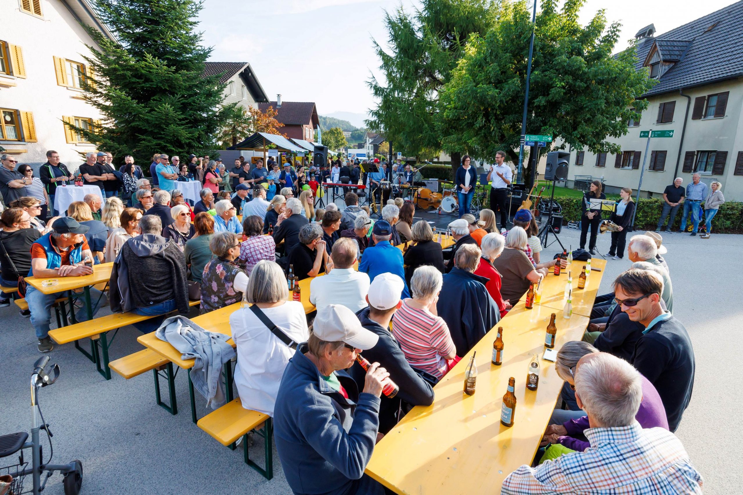 Zahlreiche Gäste beim Straßenfest in der Montfortstraße Zahlreiche Gäste beim Straßenfest in der Montfortstraße