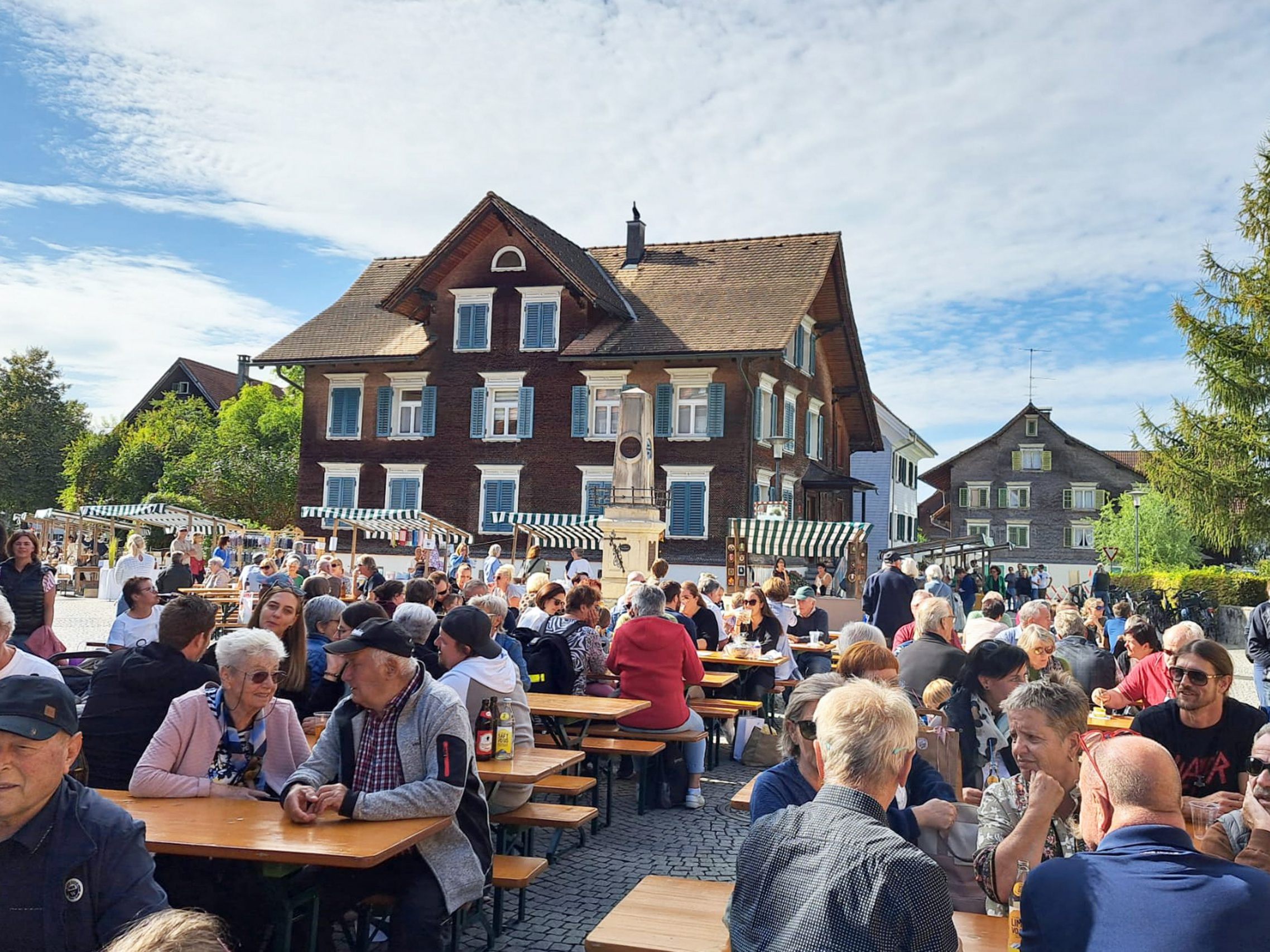 Der alte Dorfkern im Hatlerdorf wurde zum geselligen Treffpunkt für Jung und Alt. Der alte Dorfkern im Hatlerdorf wurde zum geselligen Treffpunkt für Jung und Alt.