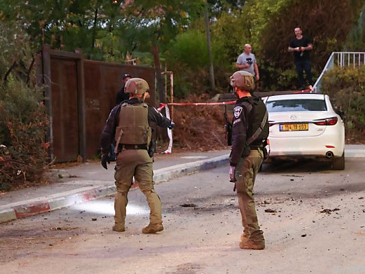 Soldaten inspizieren einen Raketeneinschlag in Kiryat Shmona