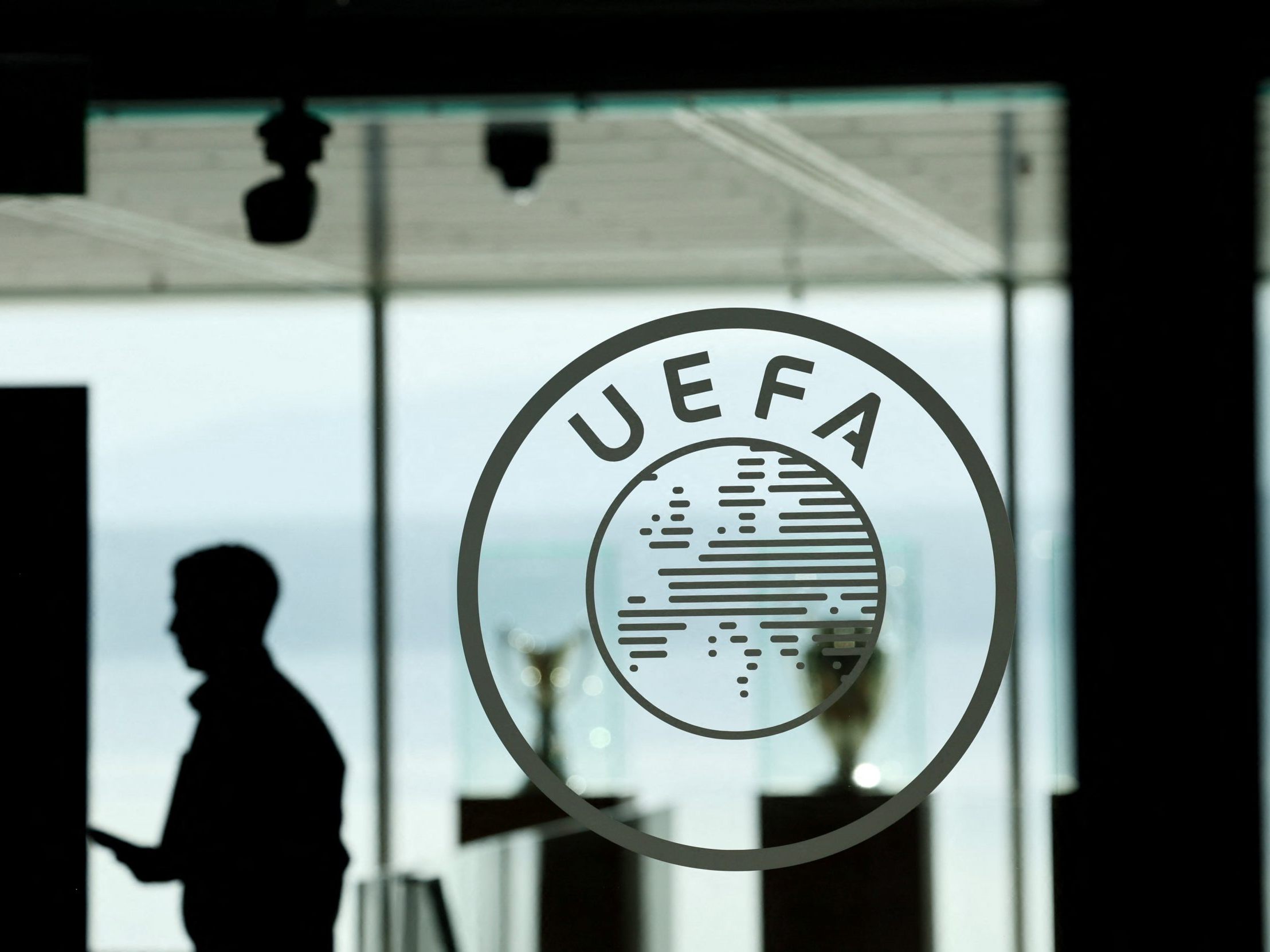 UEFA zufolge mehr als 20 Mio. Anträge für EM-Tickets. UEFA zufolge mehr als 20 Mio. Anträge für EM-Tickets.