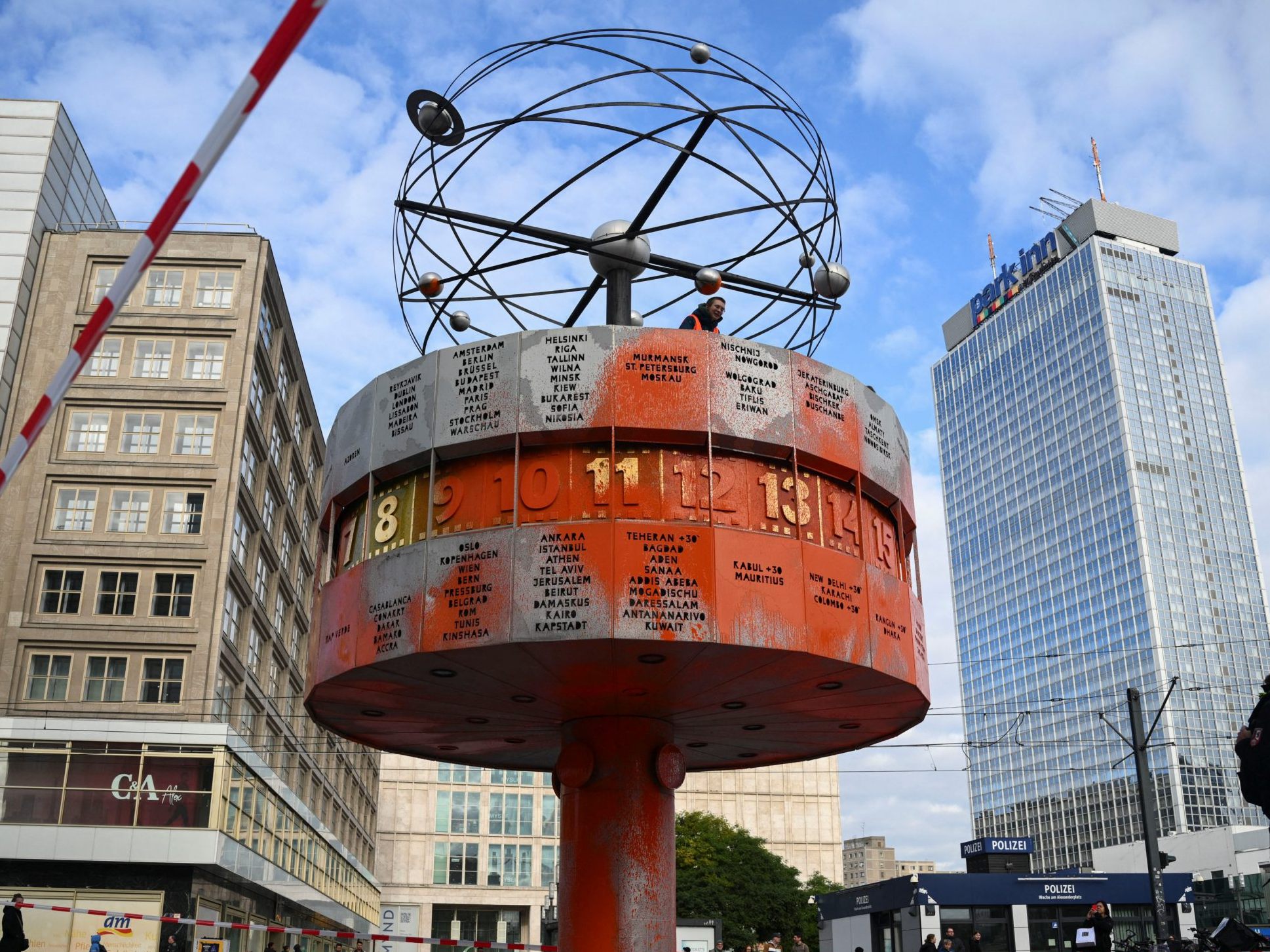 Klimaprotest: Weltzeituhr auf Berliner Alexanderplatz besprüht.