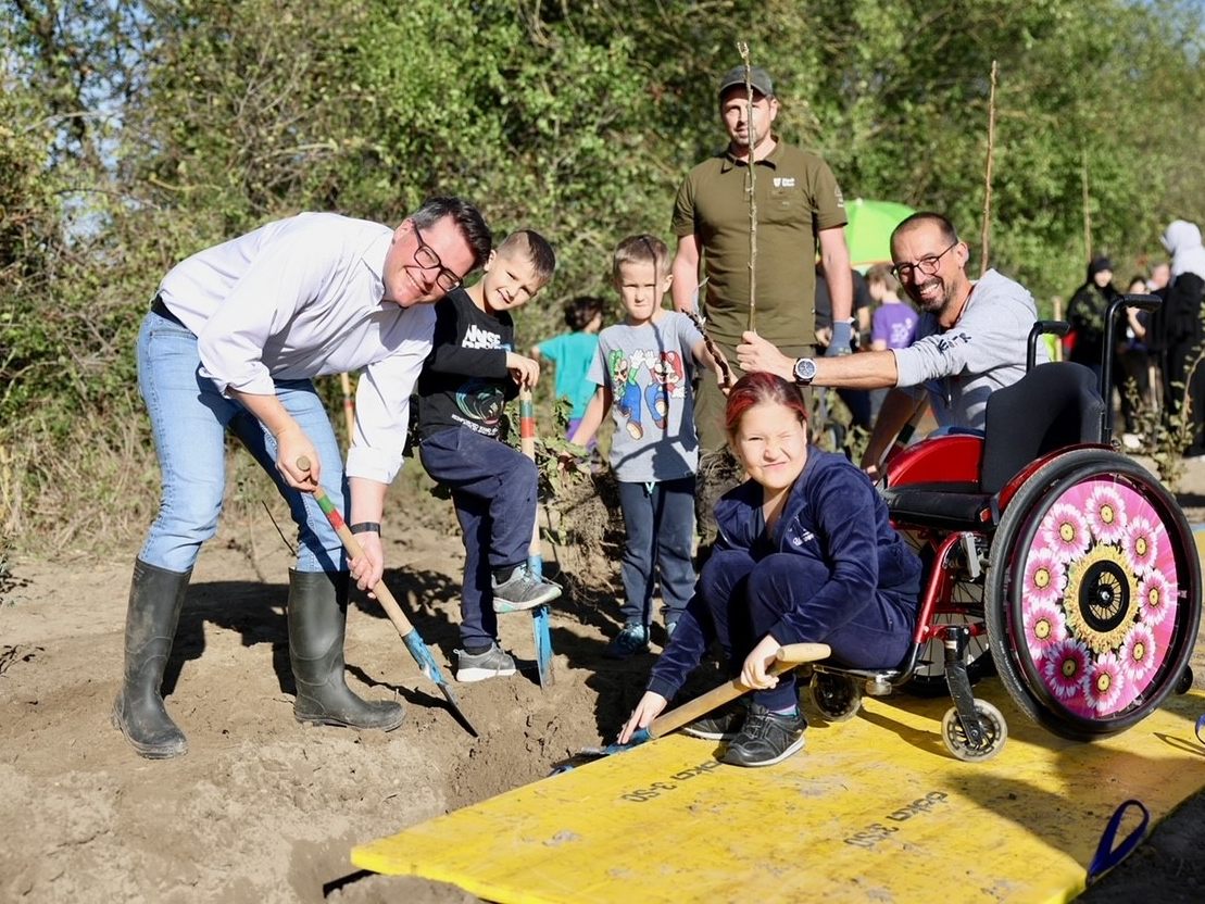 Bei der Aufforstungsaktion "Wald der jungen Wiener*innen" wurde fleißig gepflanzt.