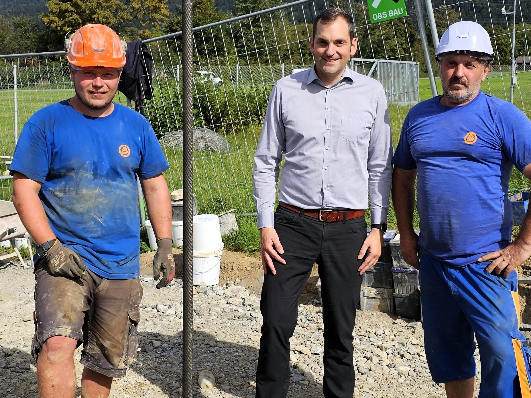 Lokalaugenschein: Mitarbeiter der Firma Bachner Brunnen- und Spezialtiefbau mit Bgm. Andreas Kresser.