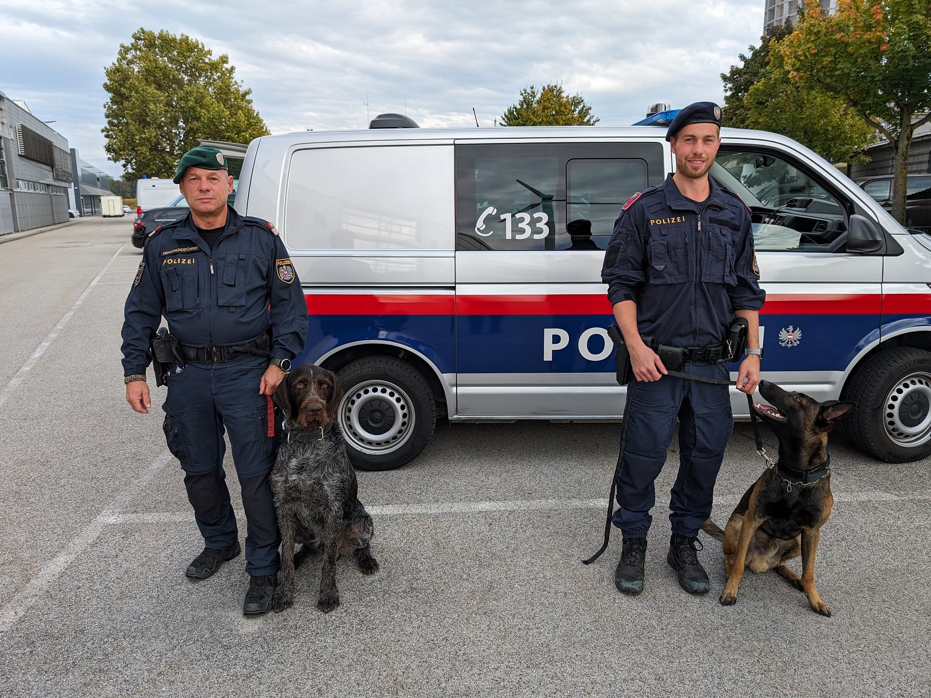 Gruppeninspektor Franz R., mit Personenspürhund "Odin" und Inspektor Patrick G. mit Junghund "Aron".