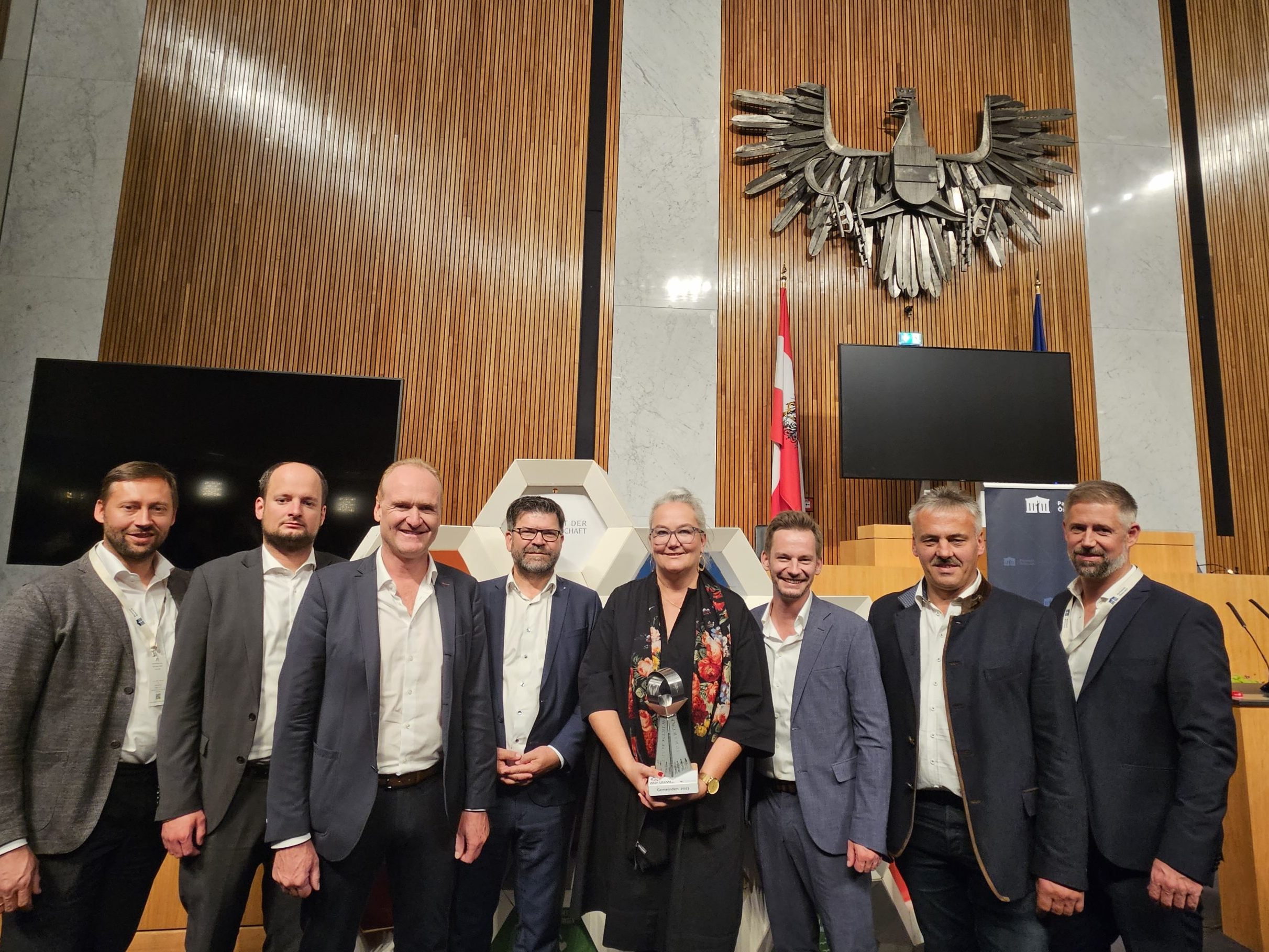 Die Vorderwälder Bürgermeister Ulrich Schmelzenbach, Egmont Schwärzler, Guido Flatz, Gerhard Beer, Philipp Fasser, Martin Bereuter und Thomas Konrad freuen sich zusammen mit Ida Bals über die gemeinsame qualitätsvolle Schulverpflegung. Die Vorderwälder Bürgermeister Ulrich Schmelzenbach, Egmont Schwärzler, Guido Flatz, Gerhard Beer, Philipp Fasser, Martin Bereuter und Thomas Konrad freuen sich zusammen mit Ida Bals über die gemeinsame qualitätsvolle Schulverpflegung.