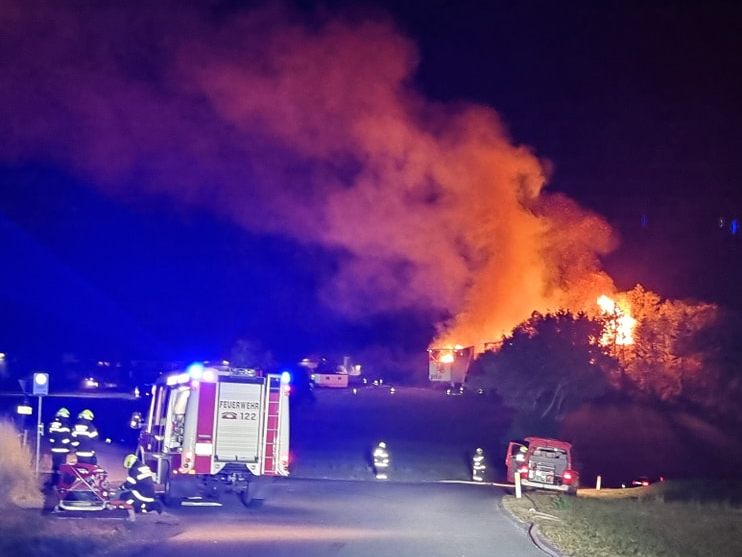 Ein Wirtschaftsgebäude im Bezirk Baden geriet in Vollbrand. Ein Wirtschaftsgebäude im Bezirk Baden geriet in Vollbrand.