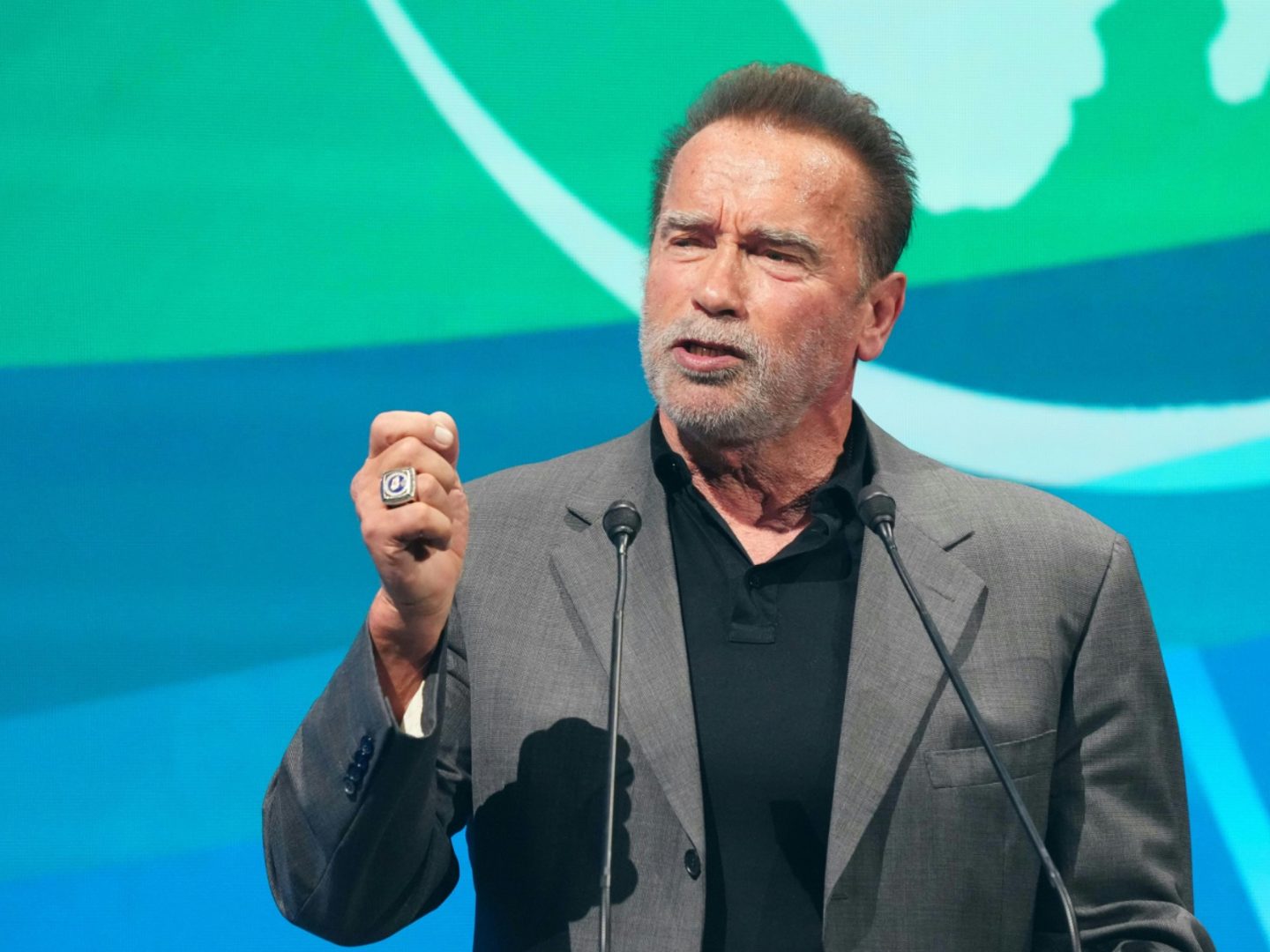 Schwarzenegger fordert, Kinder nicht zu verhätscheln, sondern sie zu lehren, durch Widerstand und Kampf wahre Stärke zu entwickeln.