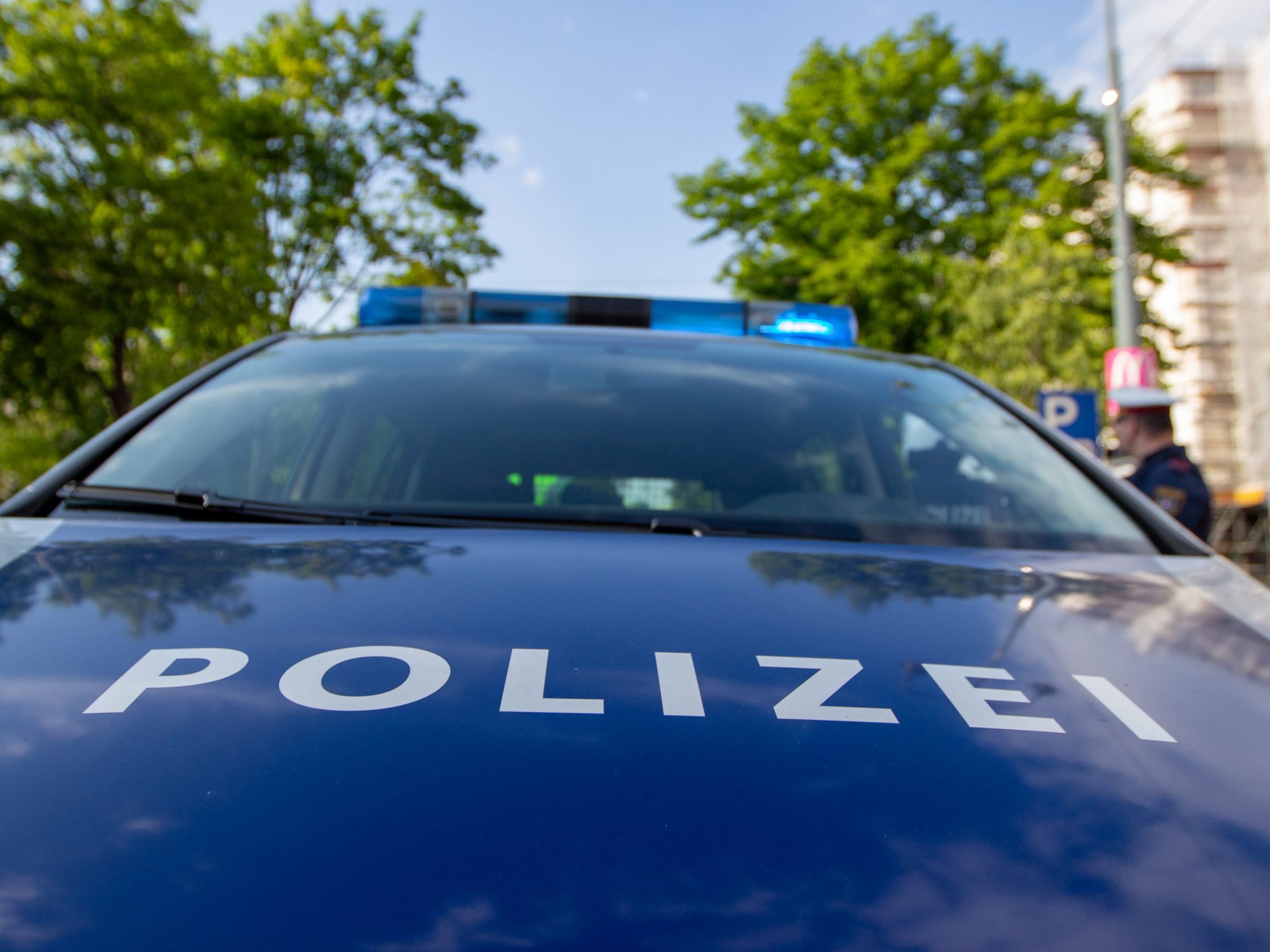 In Wien-Favoriten versuchte ein Mann eine Frau in einem Stiegenhaus zu vergewaltigen.