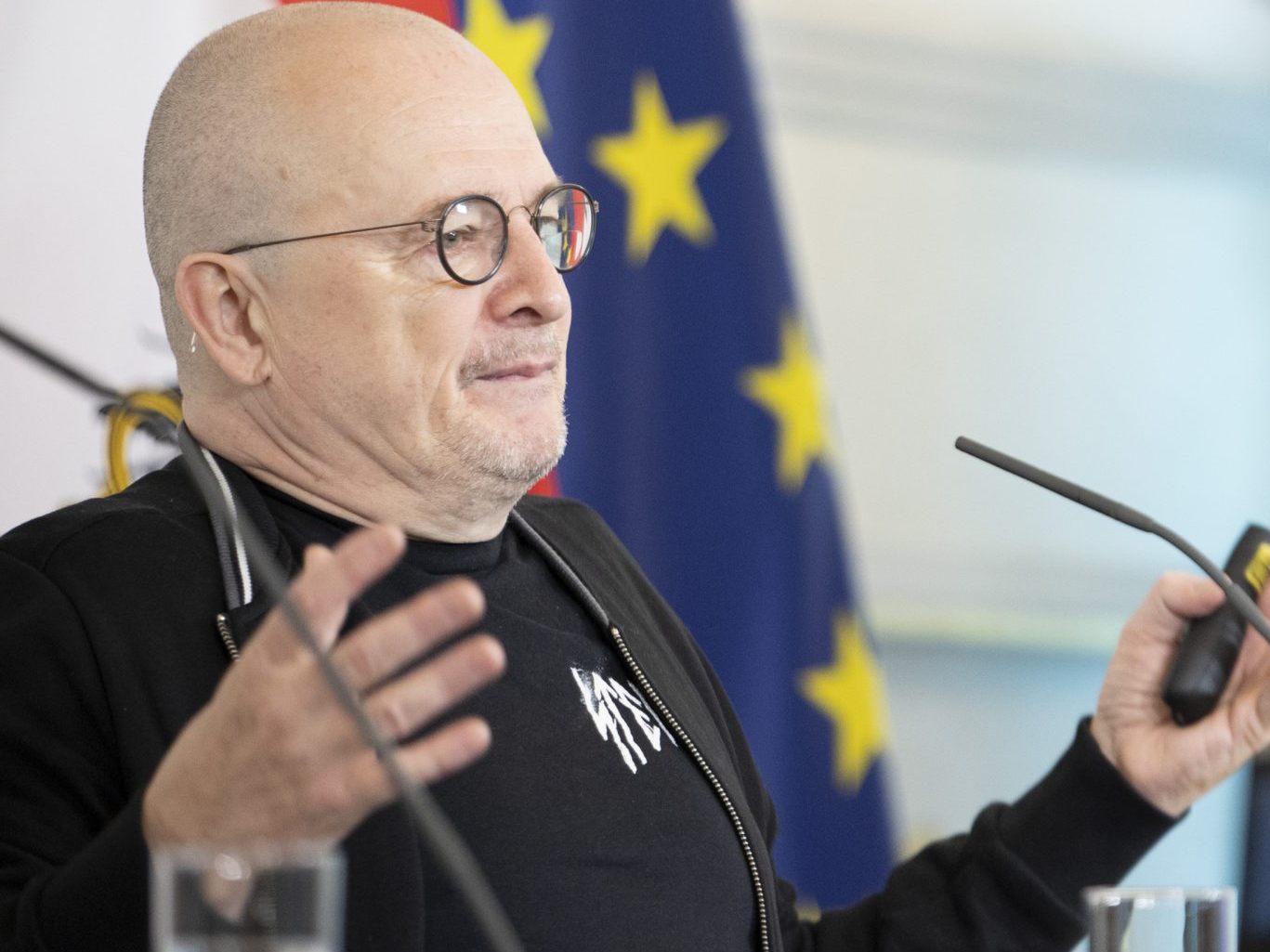 Heinzlmaiers T-Shirt-Wahl sorgte bei einer Pressekonferenz für Wirbel.
