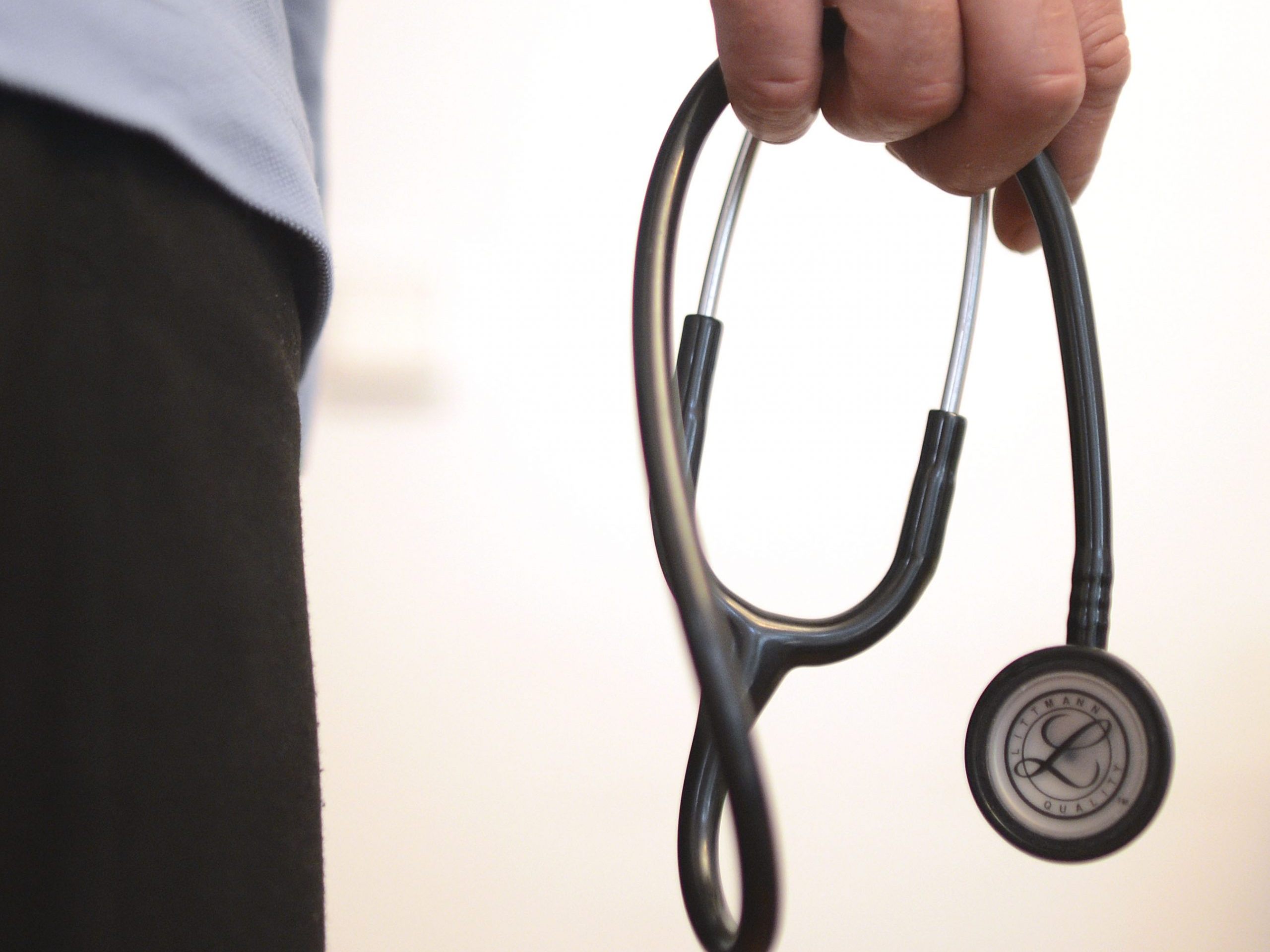 Die Zufriedenheit mit dem Gesundheitssystem ist seit 2021 massiv gesunken. Die Zufriedenheit mit dem Gesundheitssystem ist seit 2021 massiv gesunken.