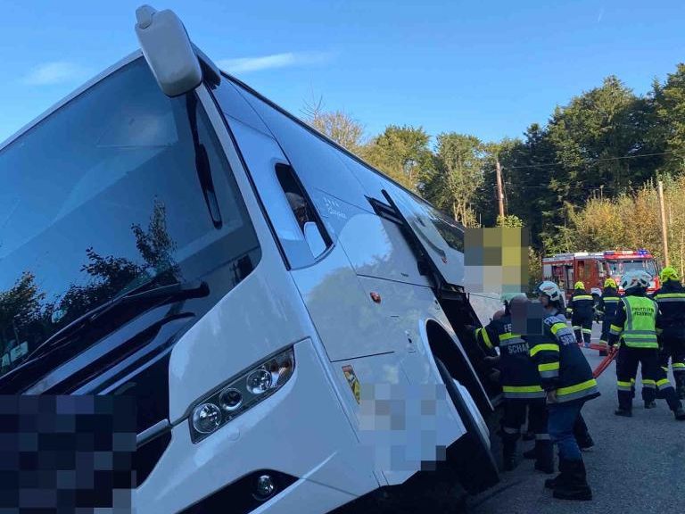 Bus in Steiermark stürzte fast über Hang ab. Bus in Steiermark stürzte fast über Hang ab.