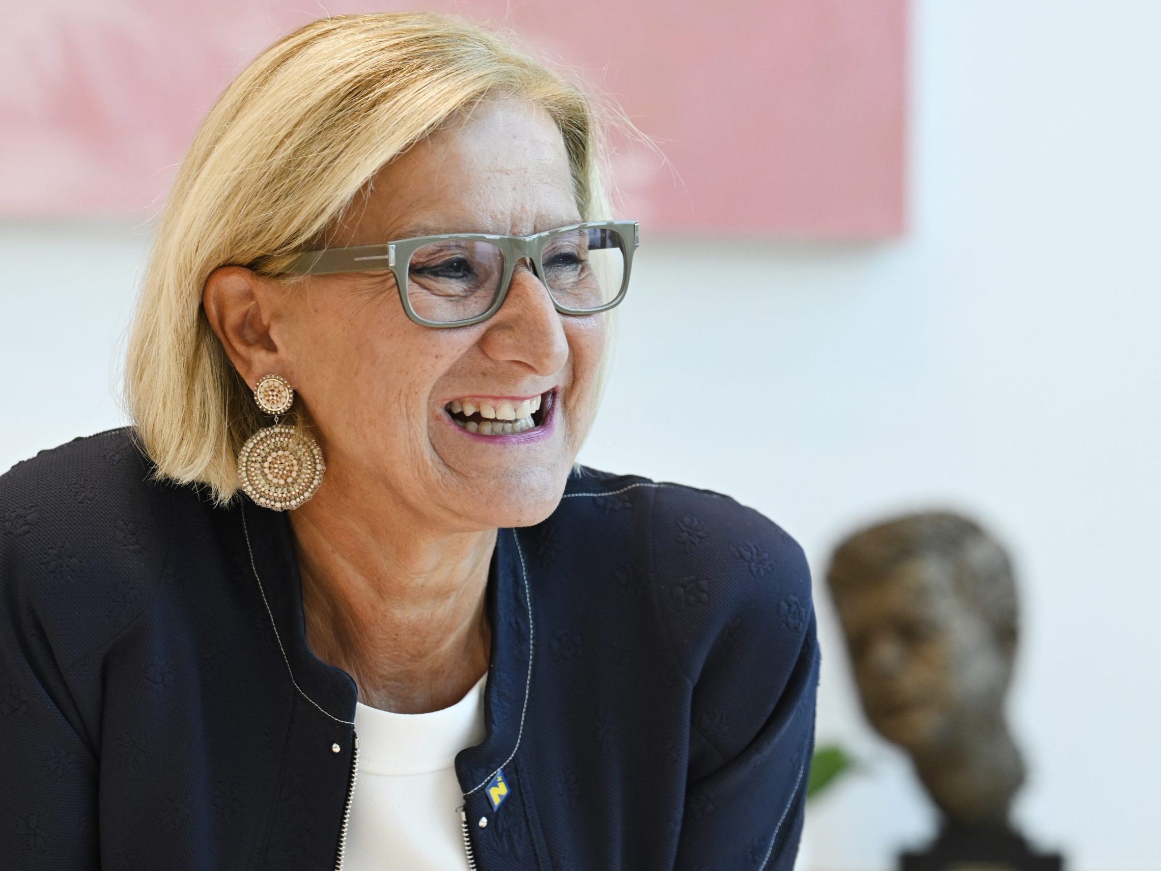 Johanna Mikl-Leitner gratulierte Fosse. Johanna Mikl-Leitner gratulierte Fosse.