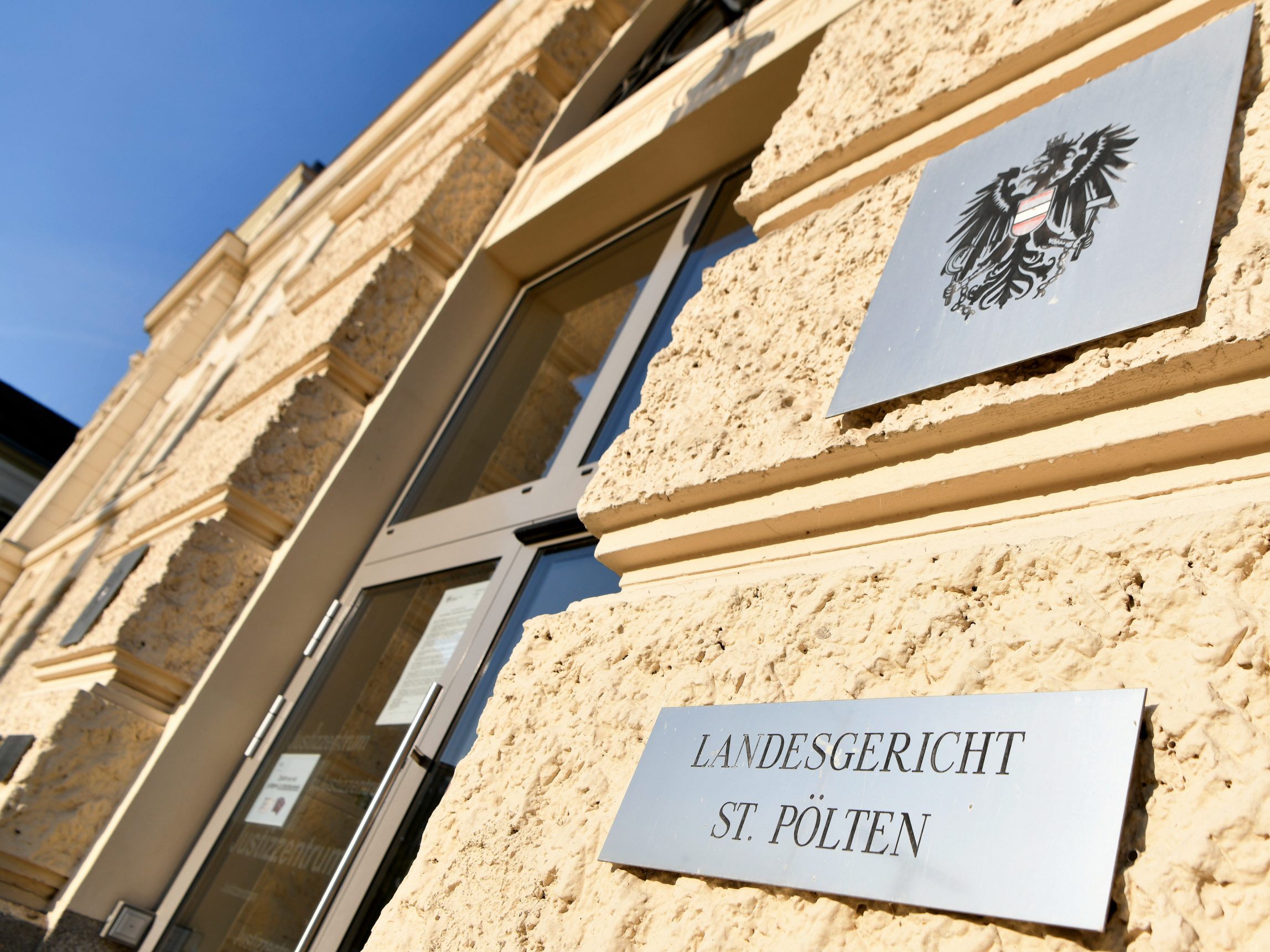 Das Landesgericht St. Pölten verurteilte den Schüler zu einer bedingten Haftstrafe. Das Landesgericht St. Pölten verurteilte den Schüler zu einer bedingten Haftstrafe.