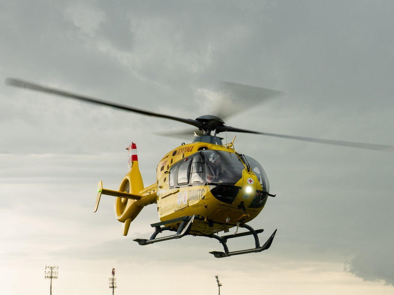 Ein Hubschrauber brachte den Schlafwandler ins Krankenhaus. Ein Hubschrauber brachte den Schlafwandler ins Krankenhaus.