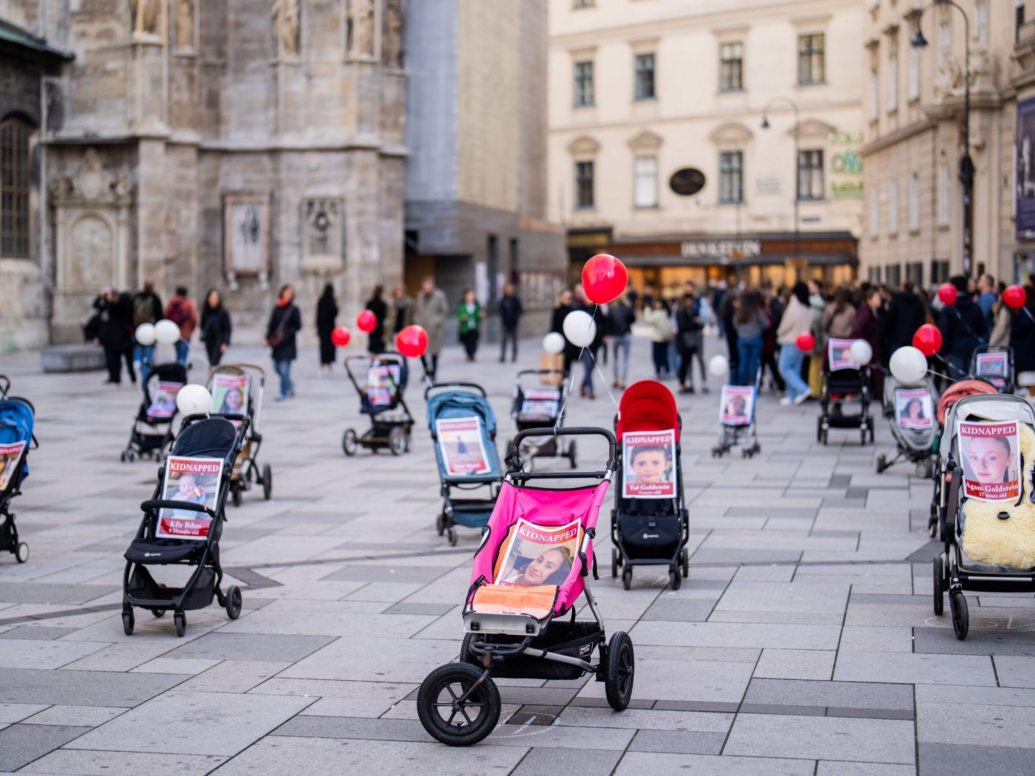 Kinderwagen am Wiener Stephansplatz sollen an minderjährige Geiseln erinnern.