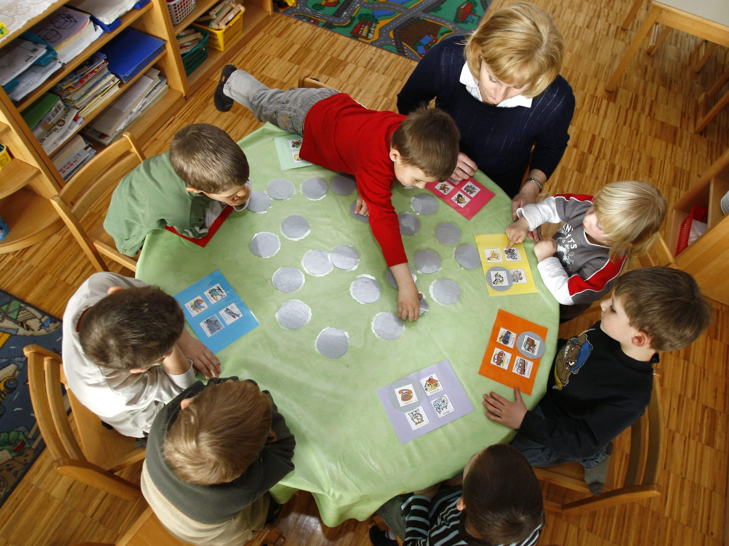 Mehr Ausbildungsplätze sollen Personallücke in Kindergärten schließen. Mehr Ausbildungsplätze sollen Personallücke in Kindergärten schließen.