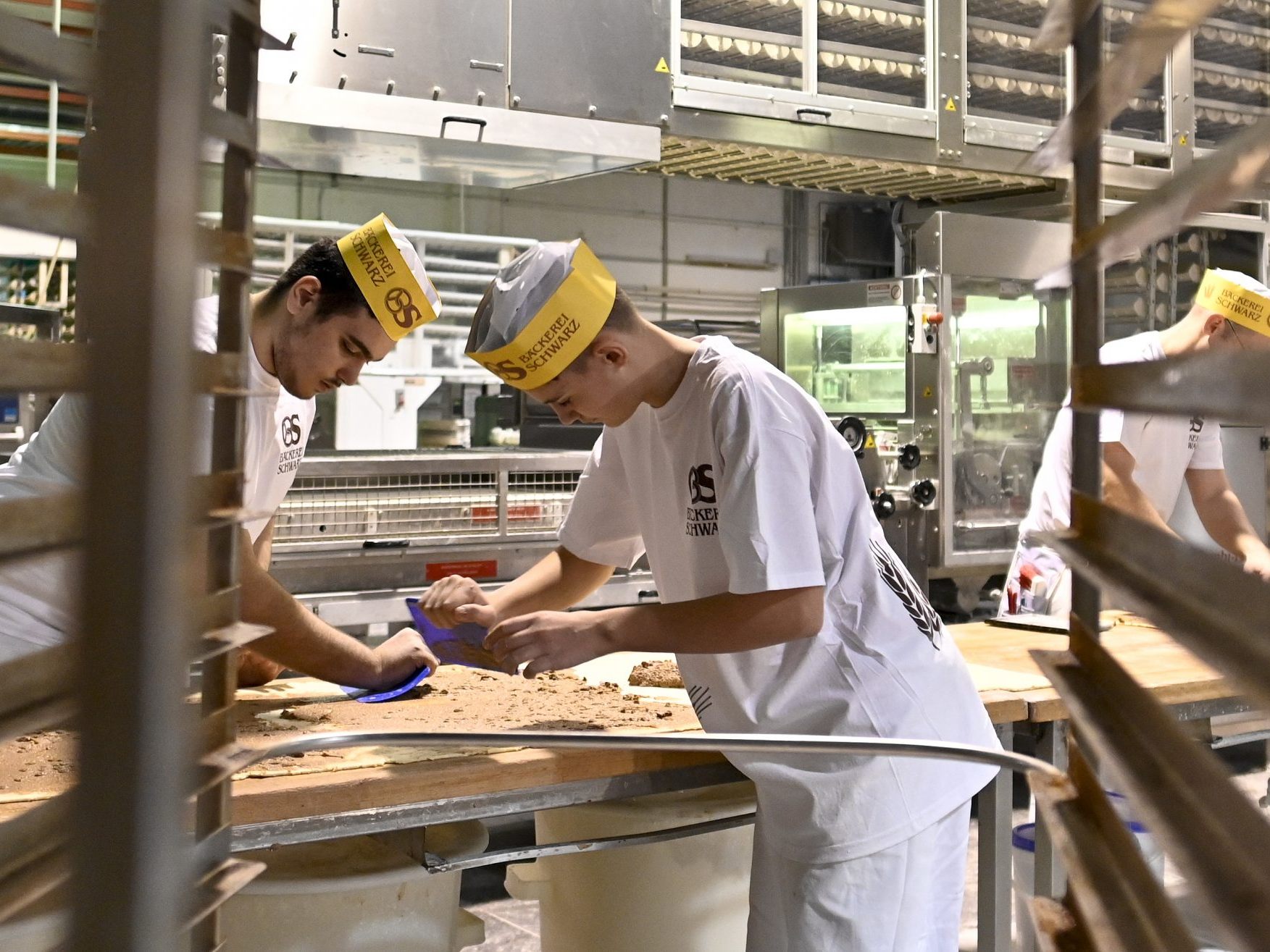 Lehrlinge in einer Bäckerei.