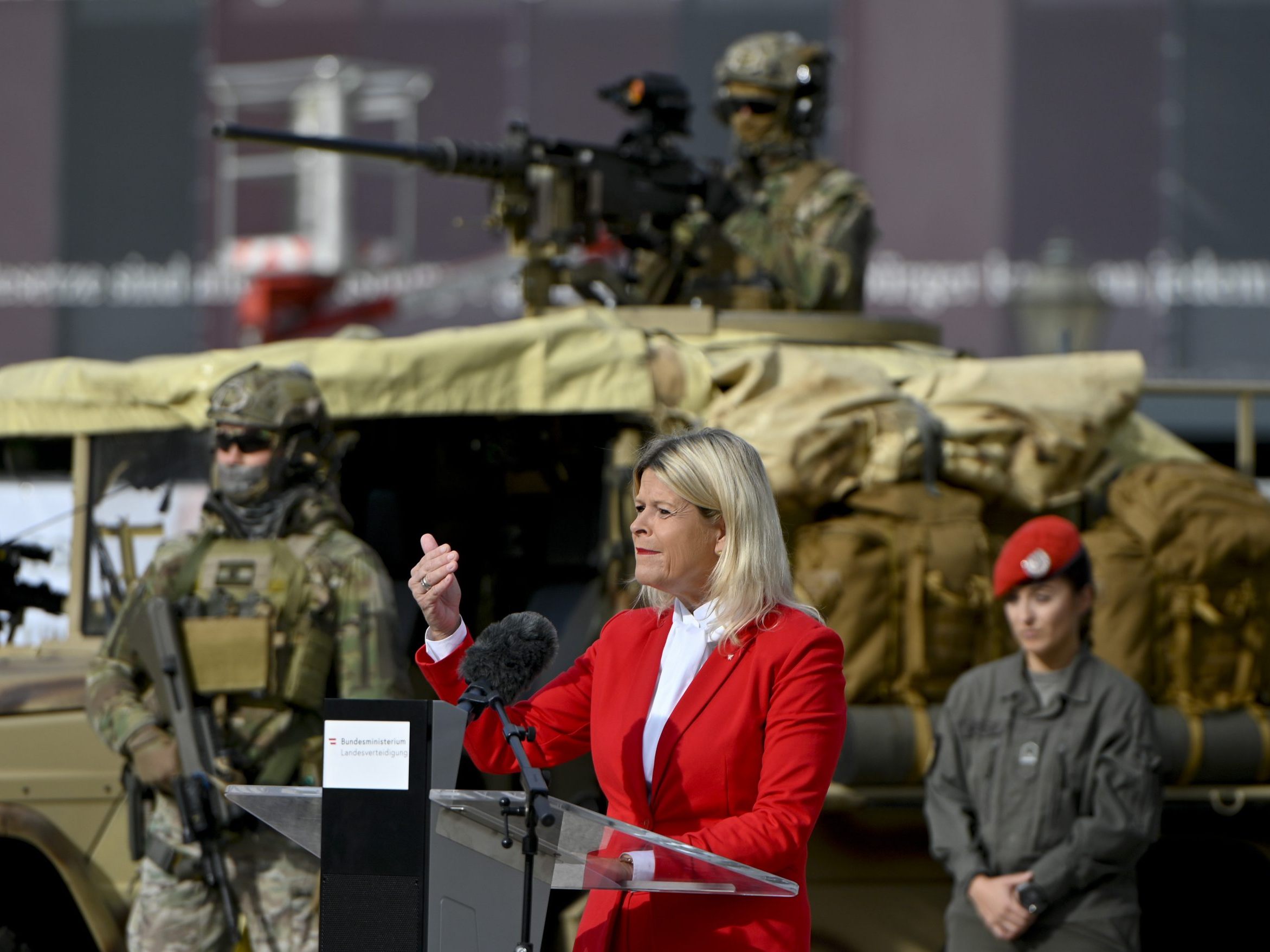 Tanner will 2024 den Investitionspfad beim Bundesheer fortsetzen. Tanner will 2024 den Investitionspfad beim Bundesheer fortsetzen.