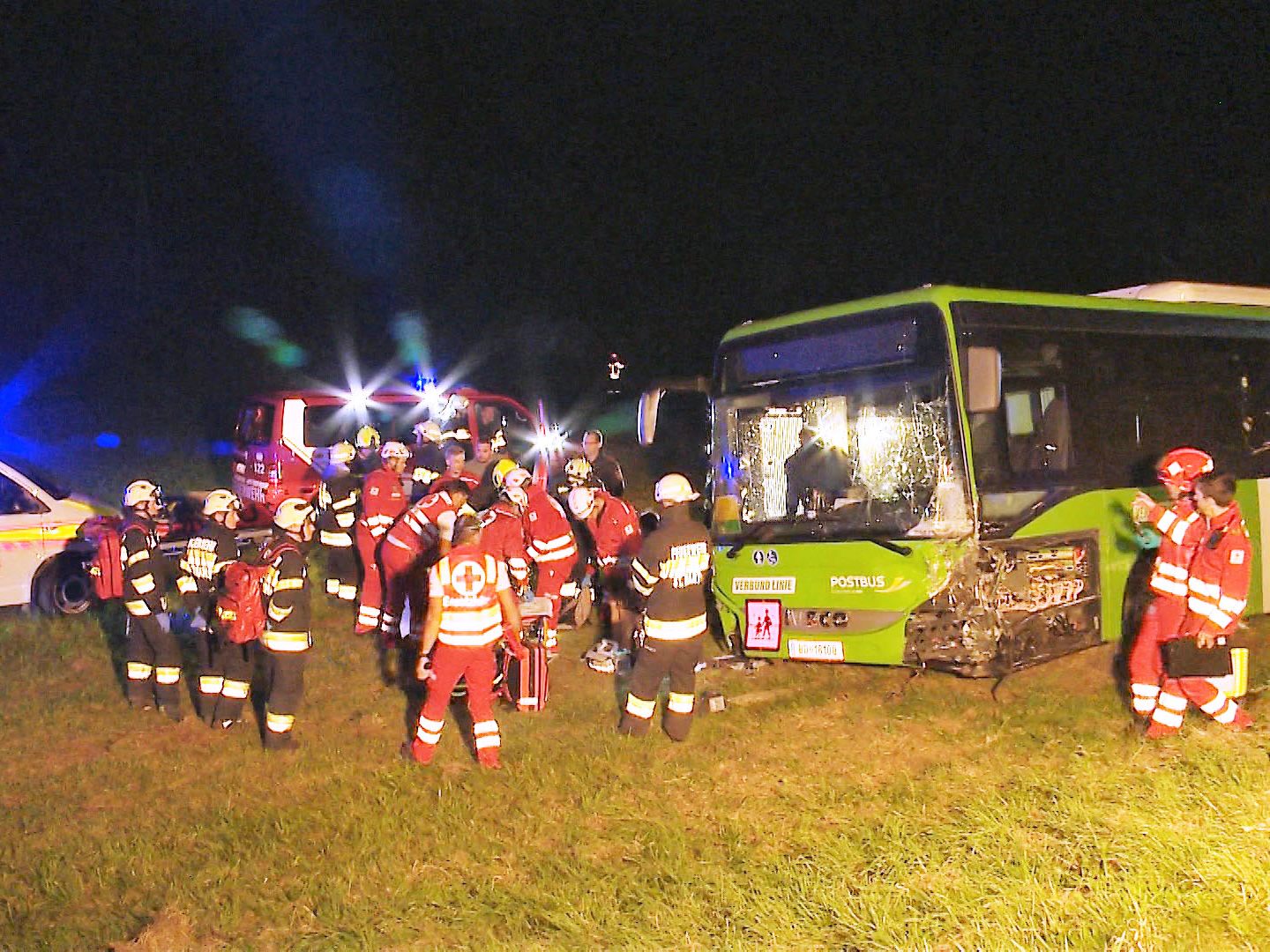 Drei Fahrgäste und der Pkw-Lenker wurden bei dem Unfall verletzt. Drei Fahrgäste und der Pkw-Lenker wurden bei dem Unfall verletzt.