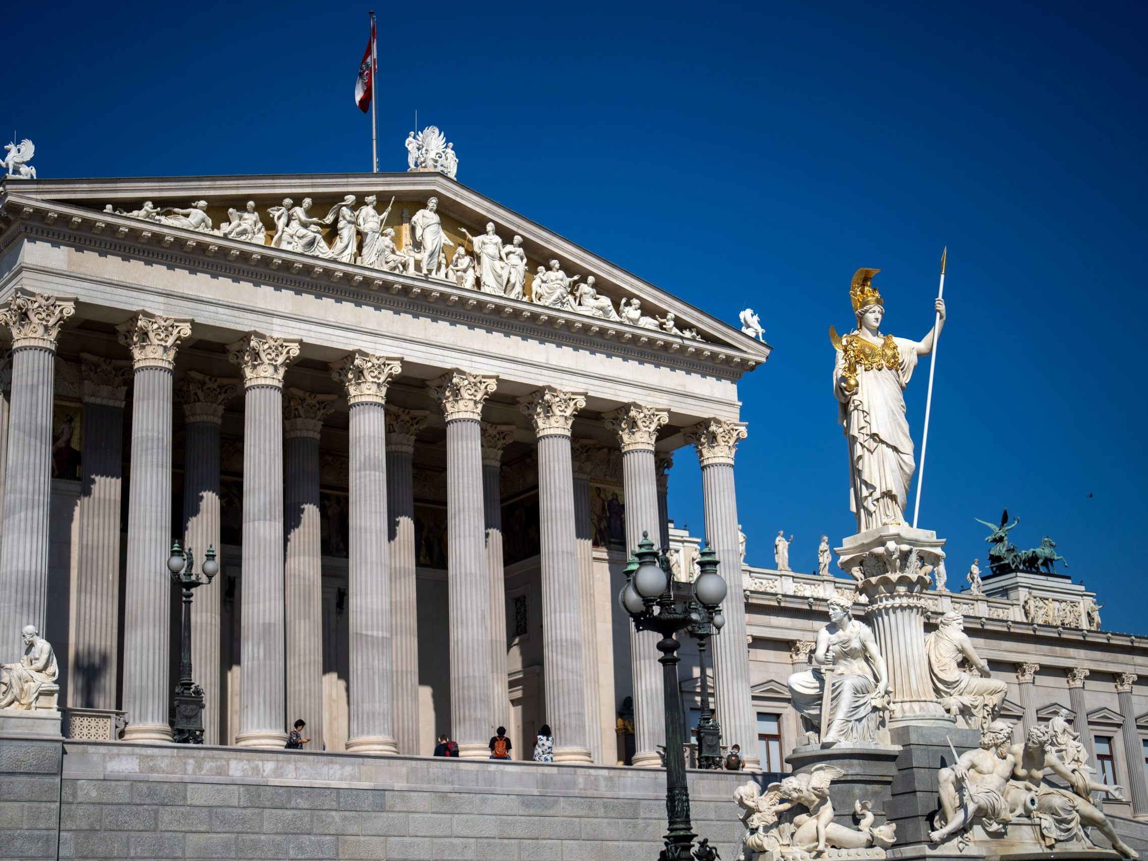 Das Interesse an Politik ist weiter nur mäßig. Das Interesse an Politik ist weiter nur mäßig.