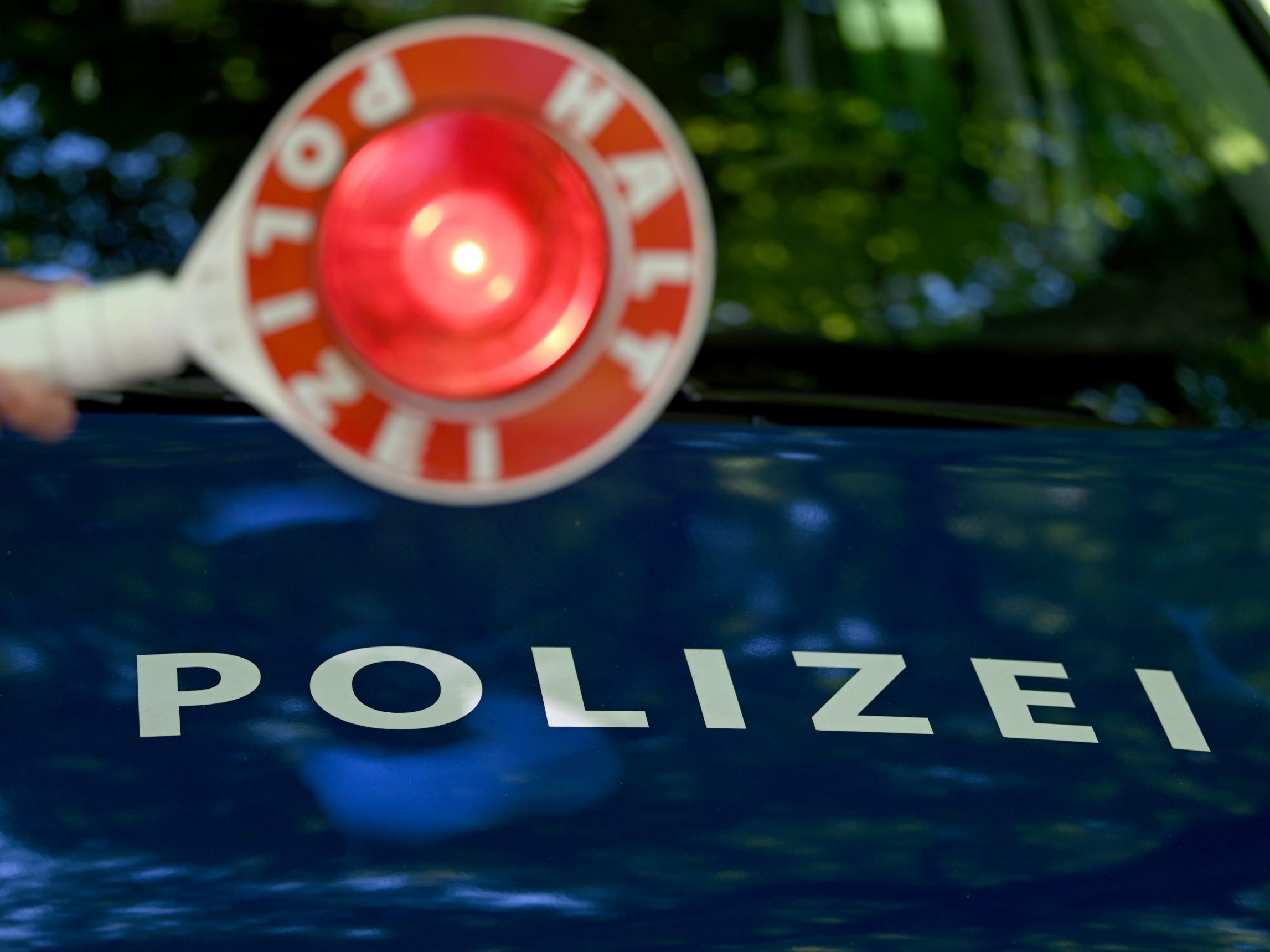 Eine betrunkene Frau rastete bei einer Polizeikontrolle aus.