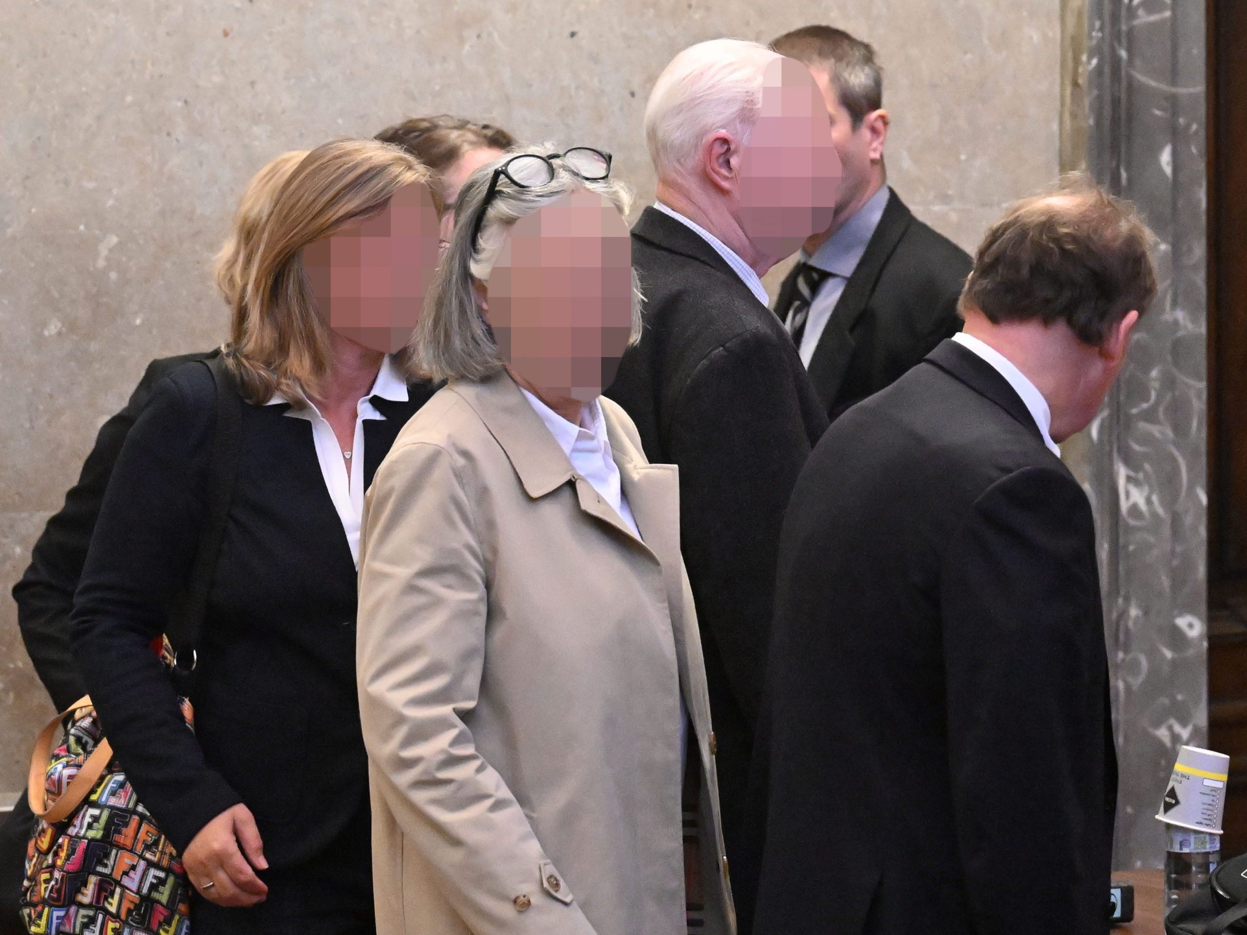 Drei Töchter und ein Sohn des 82-Jährigen sind in dem Verfahren wegen Geldwäscherei mitangeklagt.