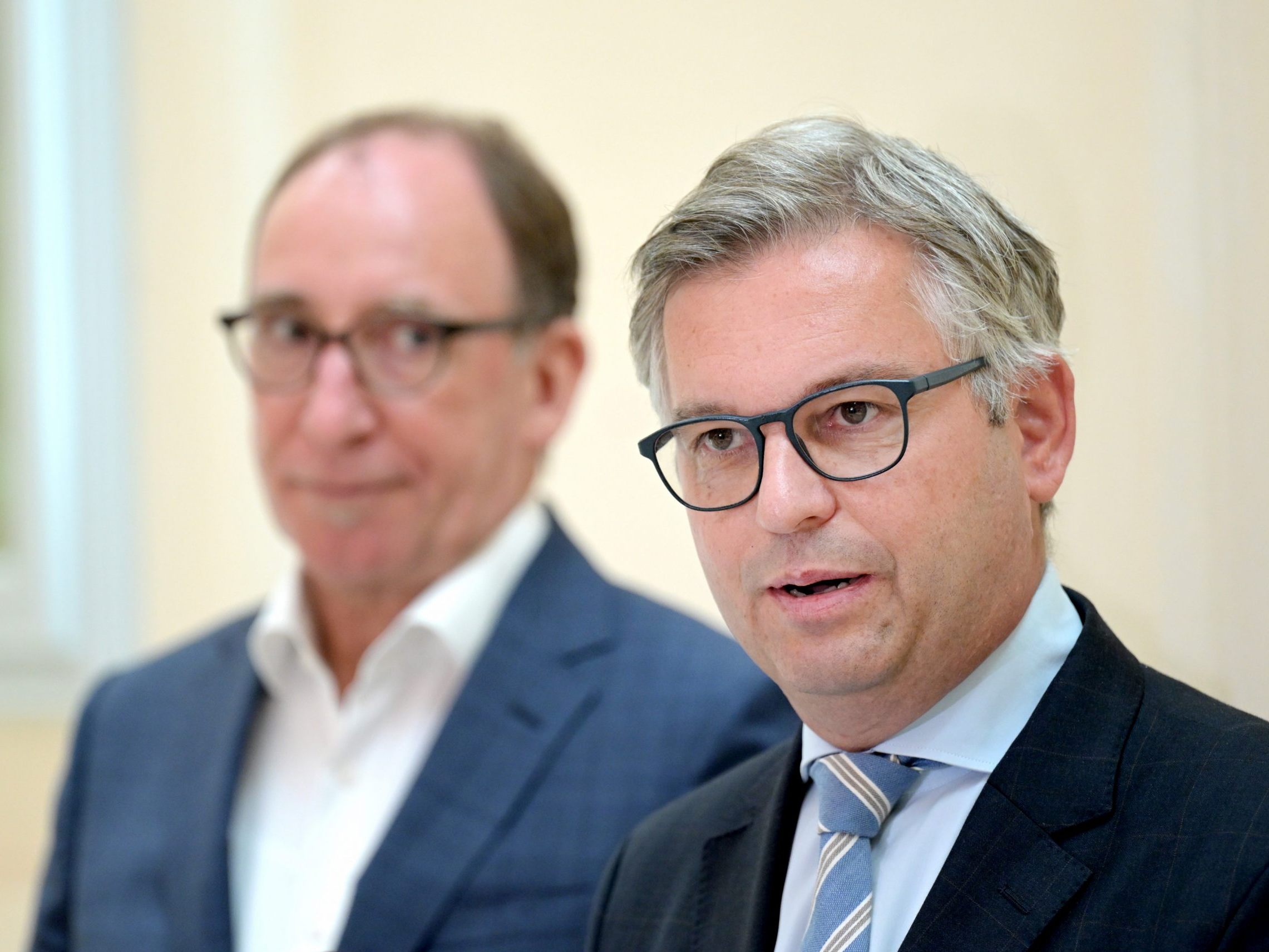 Die Minister Brunner und Rauch gaben sich beim Pressefoyer betont freundschaftlich.