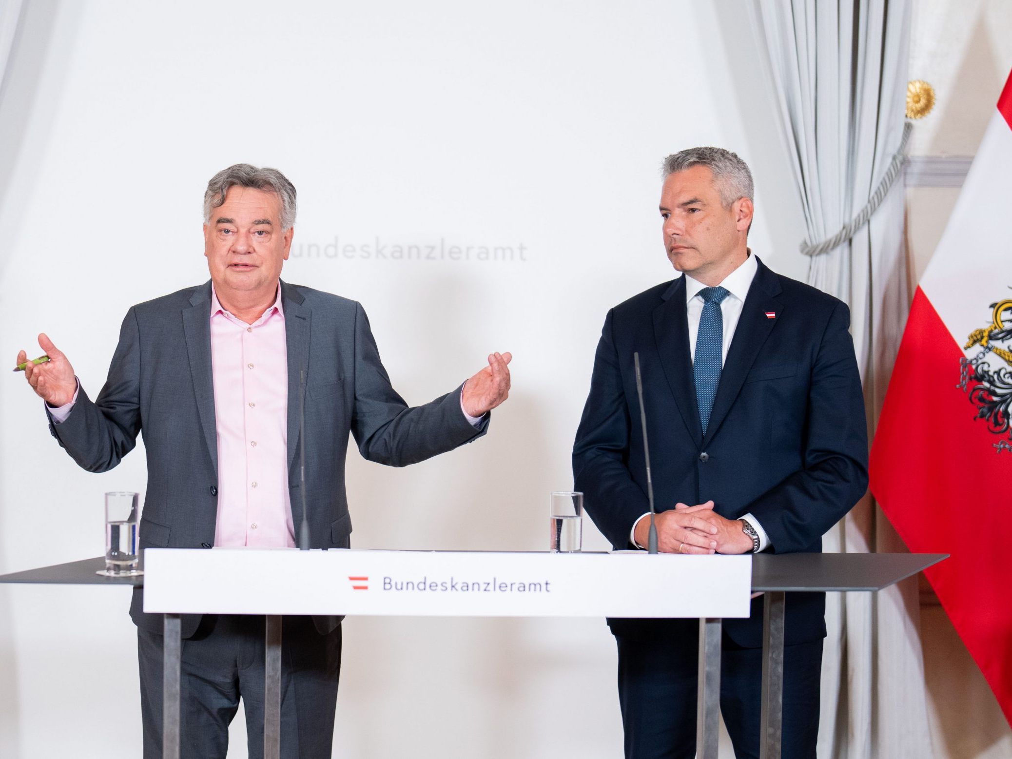 LIVE: Doorsteps der Regierung nach dem Krisenkabinett. LIVE: Doorsteps der Regierung nach dem Krisenkabinett.