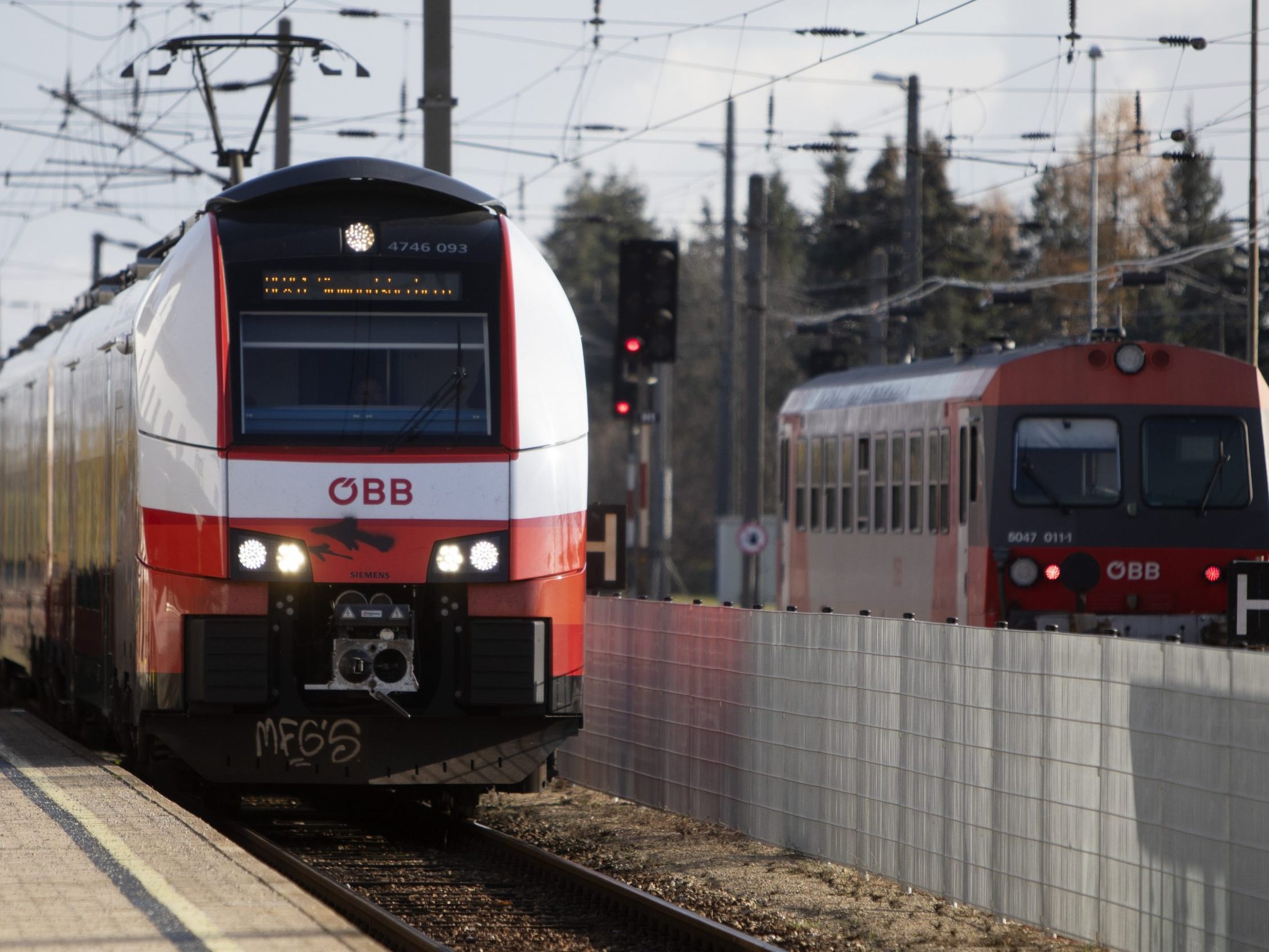 Das Geld fließt unter anderem in den Semmering-, den Koralm- und den Brennertunnel sowie in neue Bahnhöfe und in die Modernisierung von Zugstrecken.