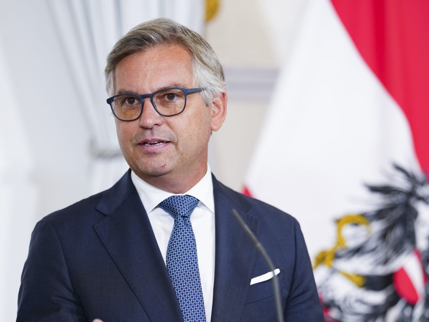 Eine Strategie zur Geldwäsche- und Terrorfinanzierungsprävention wird eingeführt.