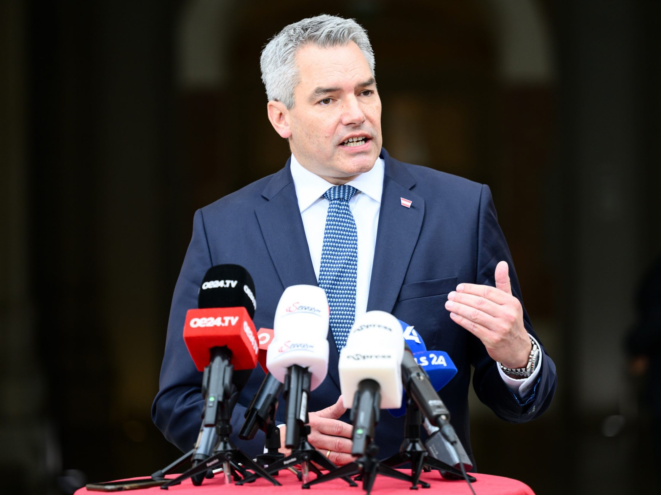 Nehammer will Fahnen-Schändung generell verbieten. Nehammer will Fahnen-Schändung generell verbieten.