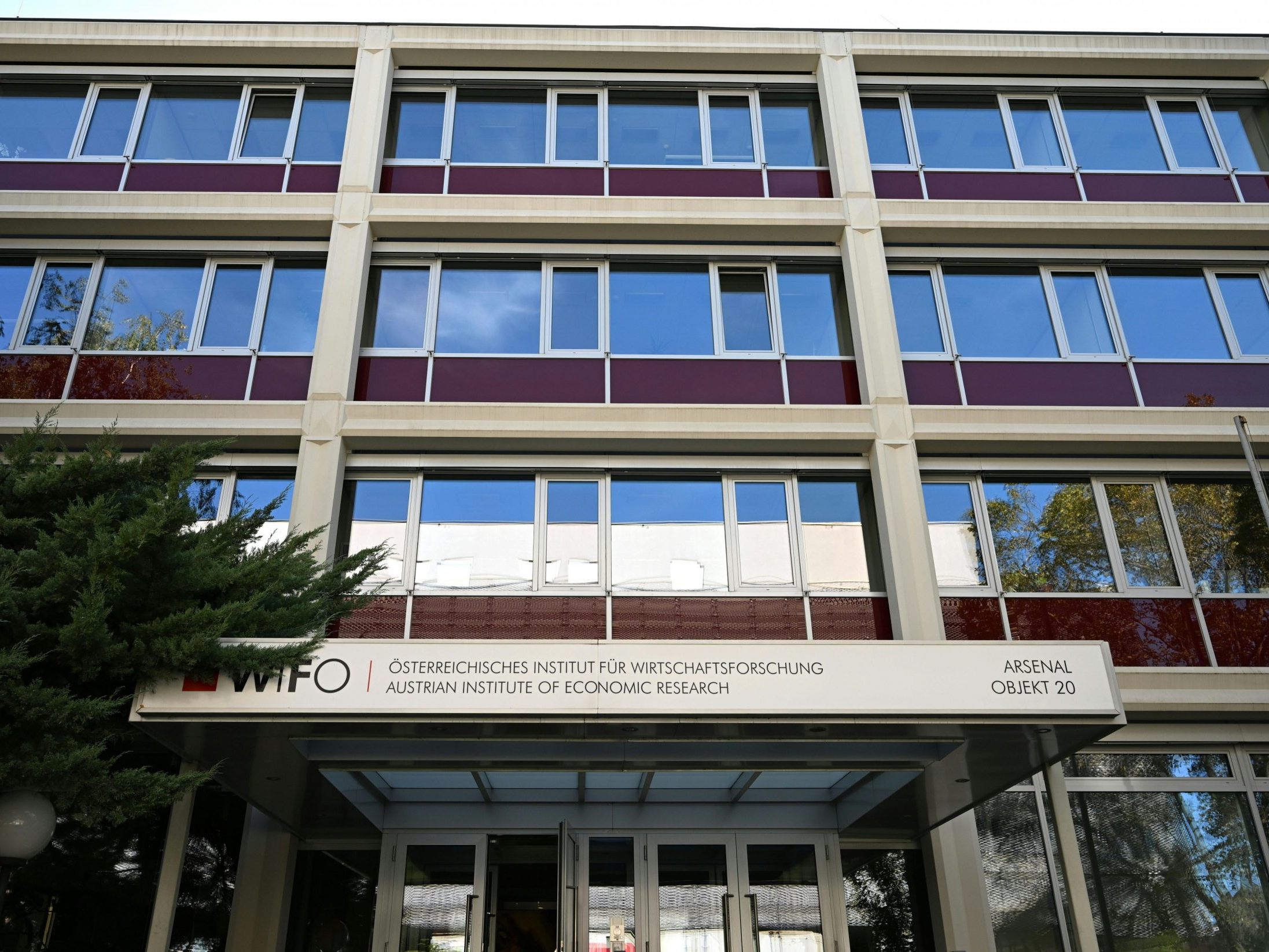 Wifo-Schnellschätzung: BIP ging im dritten Quartal gegenüber Vorquartal saisonbereinigt um 0,6 Prozent zurück. Wifo-Schnellschätzung: BIP ging im dritten Quartal gegenüber Vorquartal saisonbereinigt um 0,6 Prozent zurück.